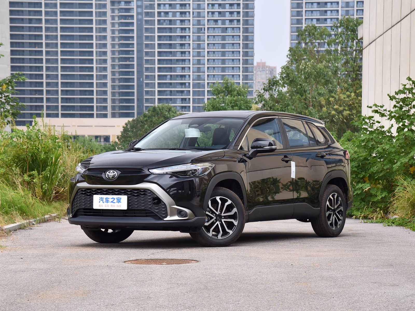 Toyota Frontlander — чёрный кузов спереди в три четверти