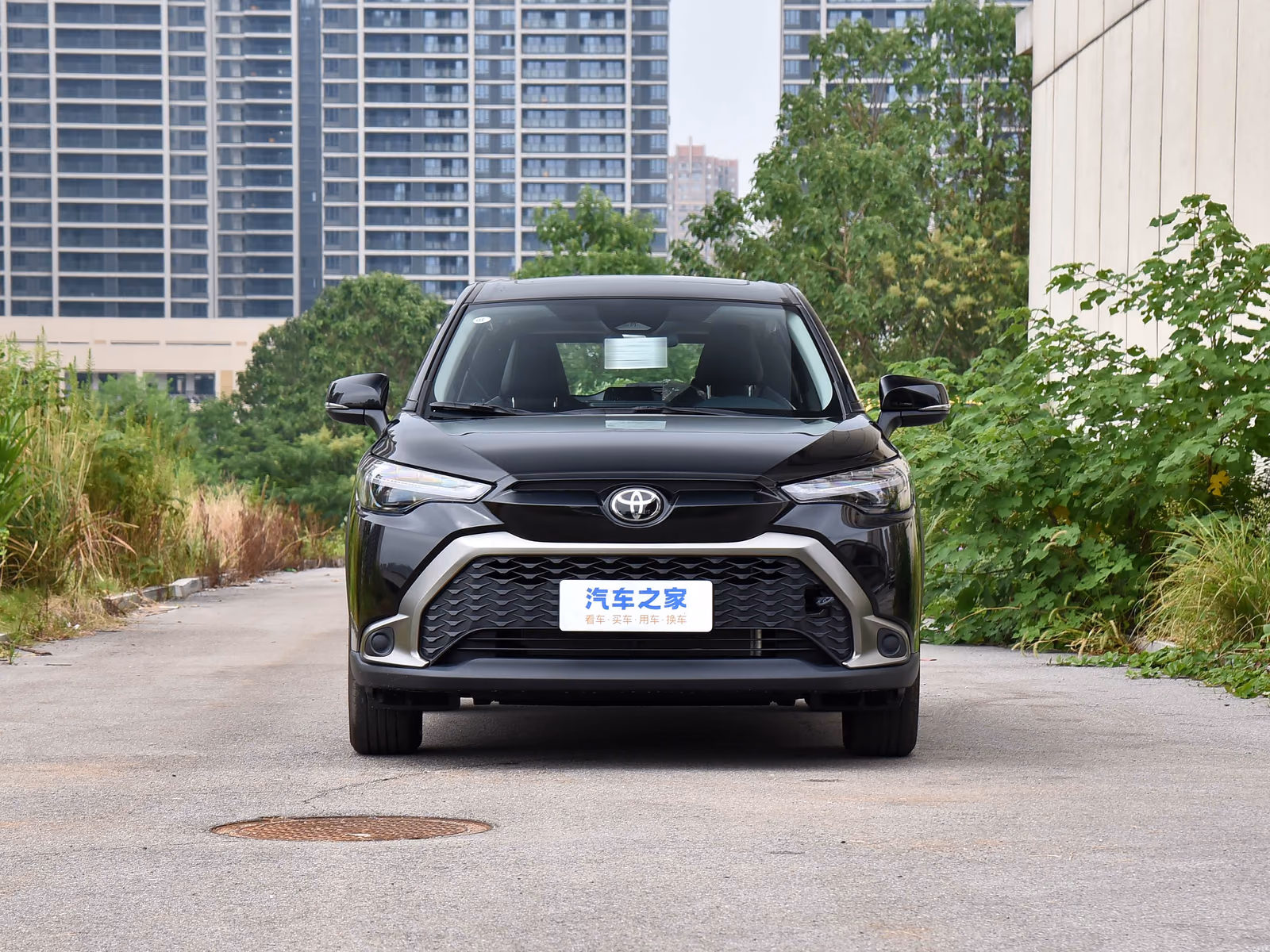 Toyota Frontlander — вид строго спереди