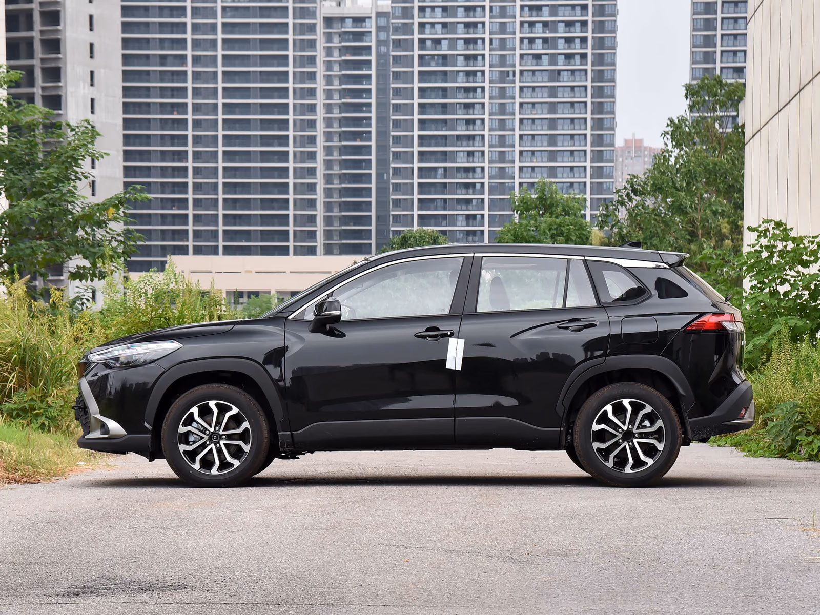 Toyota Frontlander — чёрный кузов в профиль