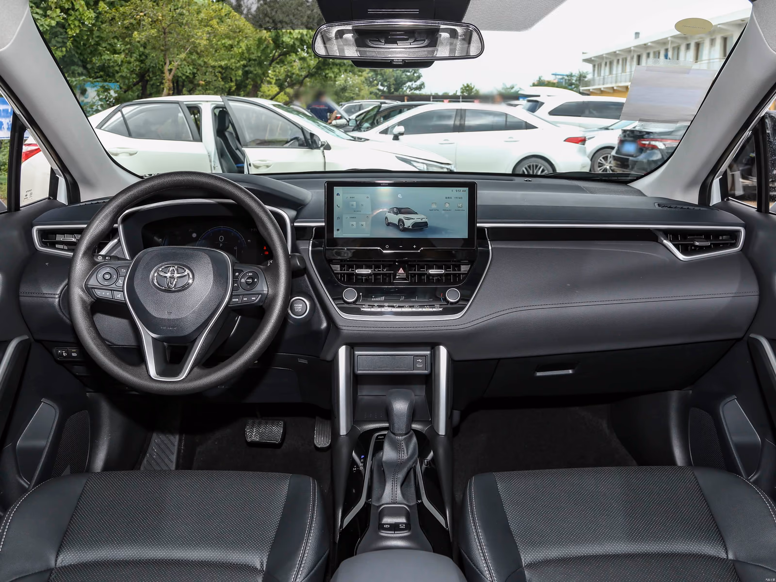 Toyota Frontlander — панорама чёрного леворульного салона