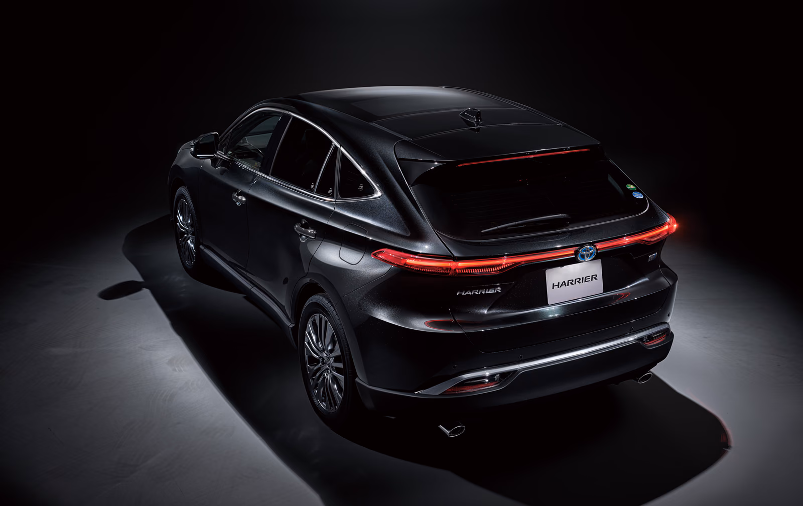 Toyota Harrier XU80 — вид сзади в студии