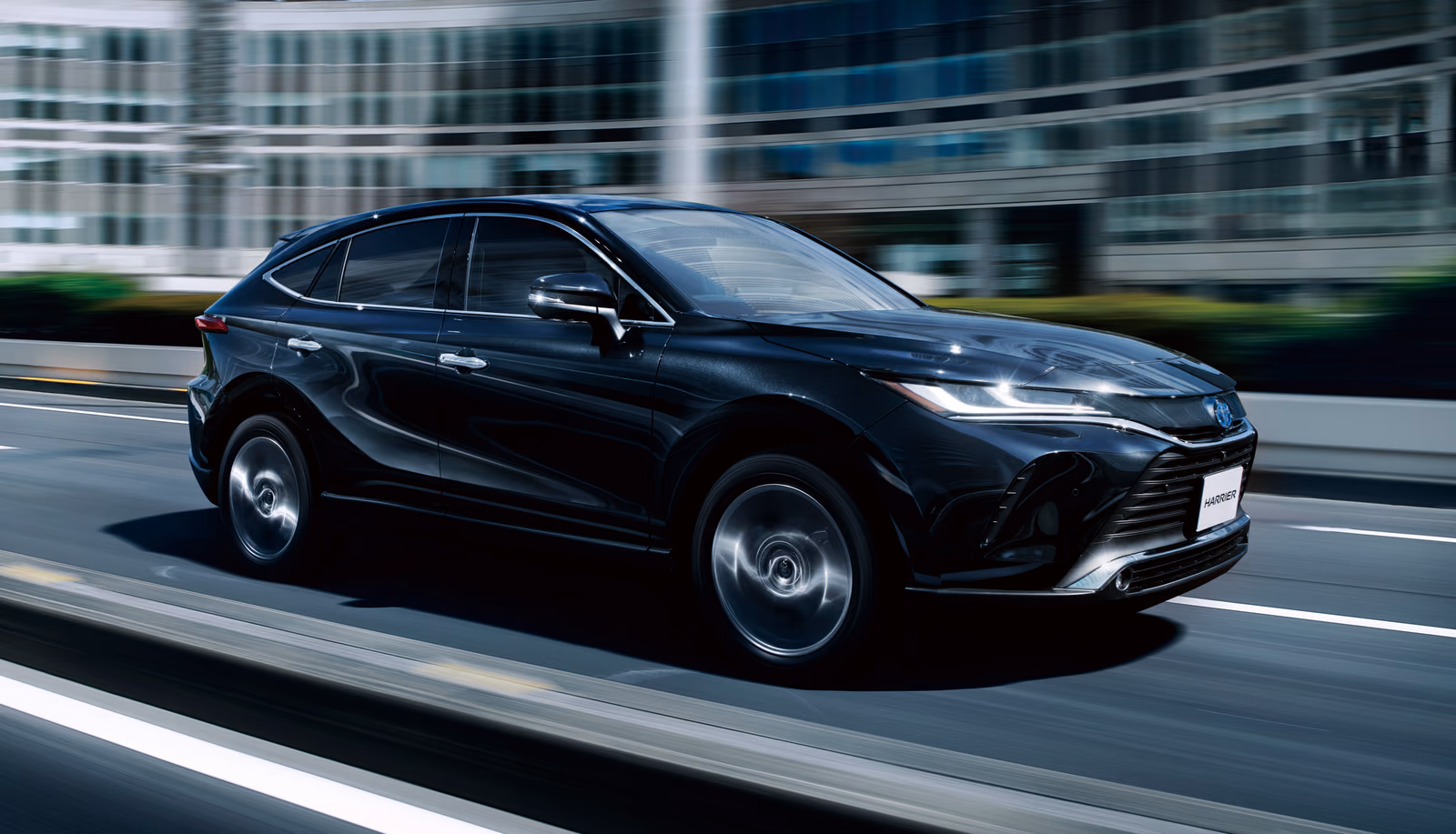 Toyota Harrier XU80 — движение по городской дороге