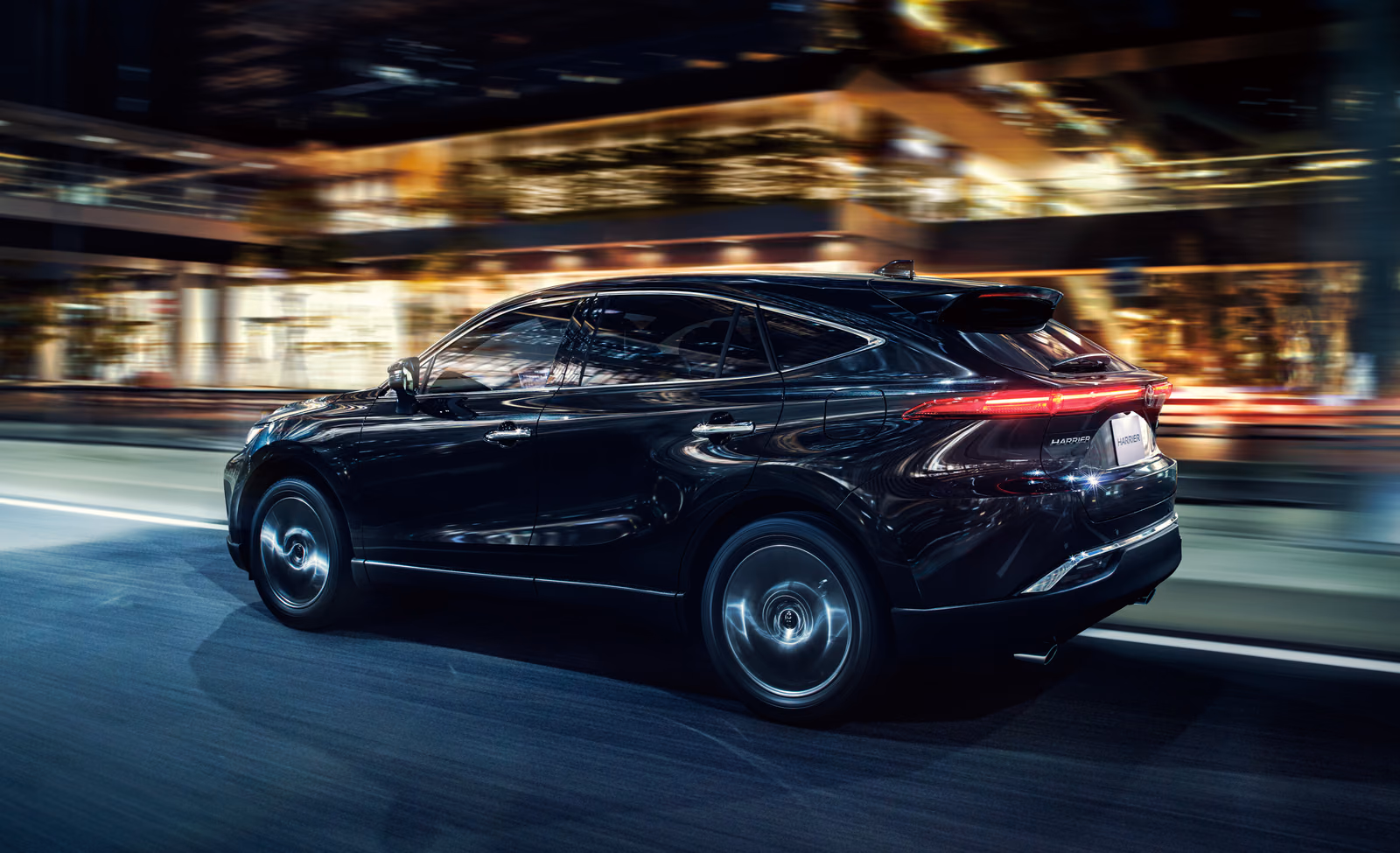 Toyota Harrier XU80 — задний динамический ракурс