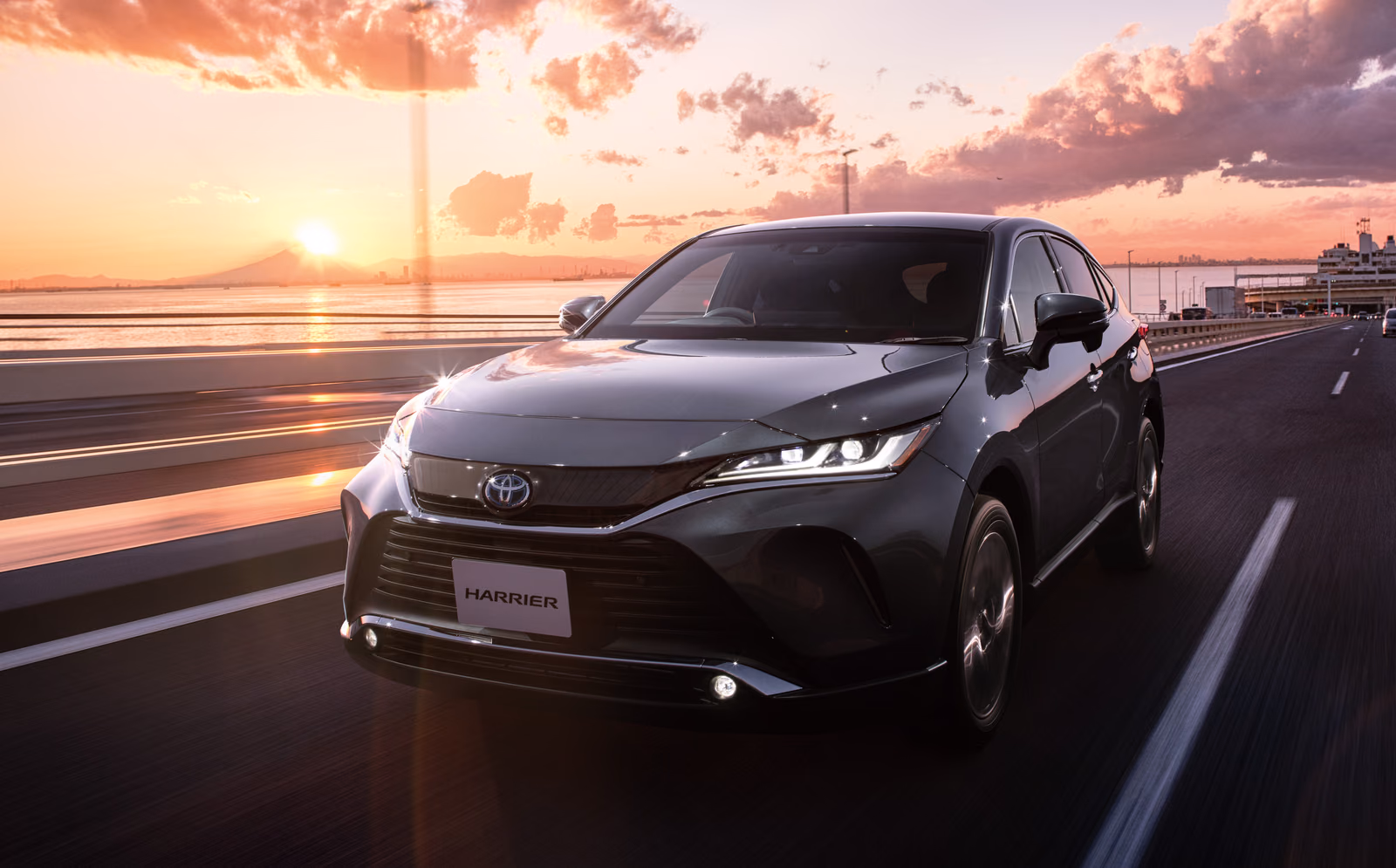 Toyota Harrier XU80 — движение на фоне заката