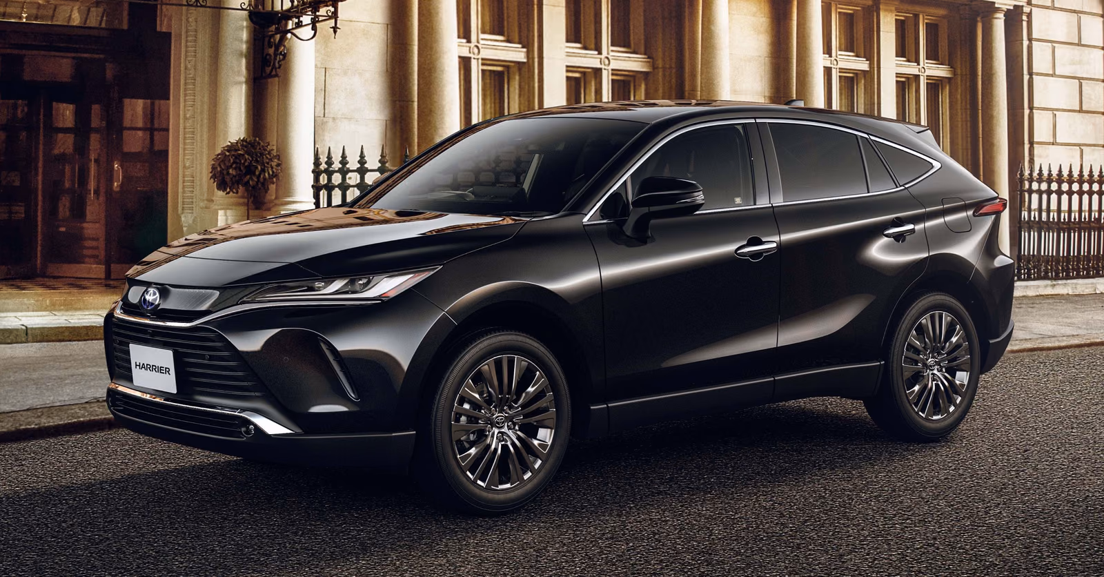 Toyota Harrier — спереди в три четверти