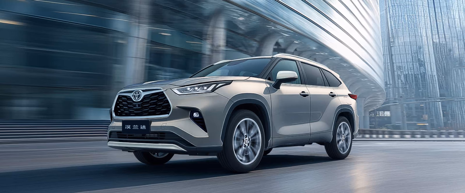 Toyota Highlander — вид спереди в три четверти на городской развязке