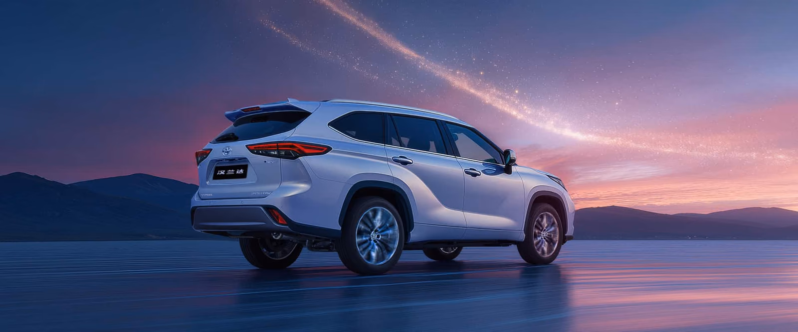 Toyota Highlander — вид сзади в три четверти