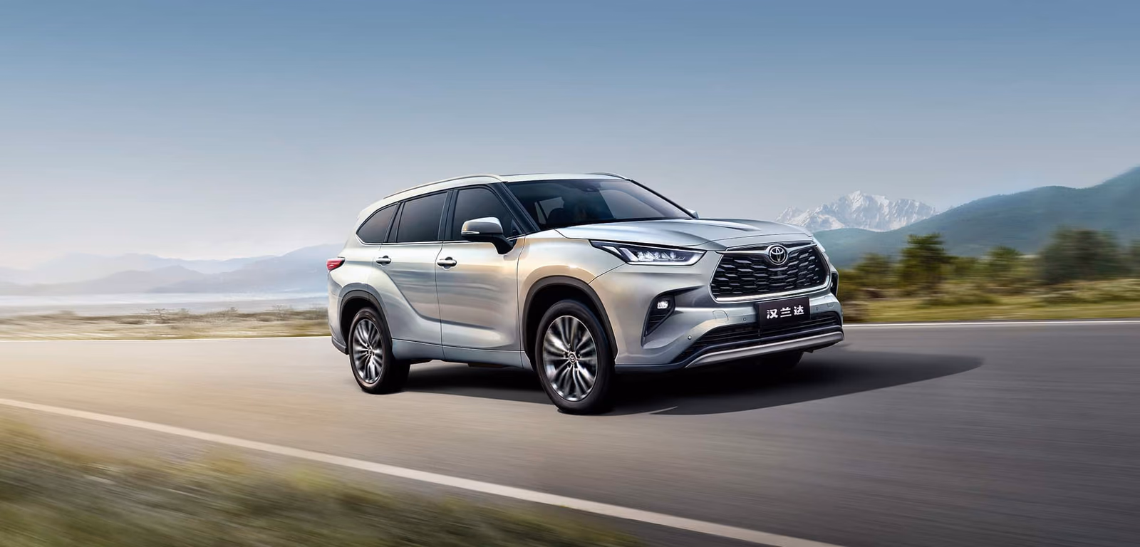 Toyota Highlander на трассе, вид спереди в три четверти