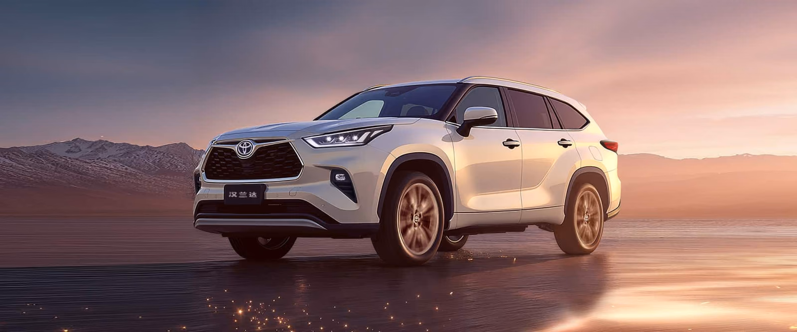 Toyota Highlander — вид спереди в движении