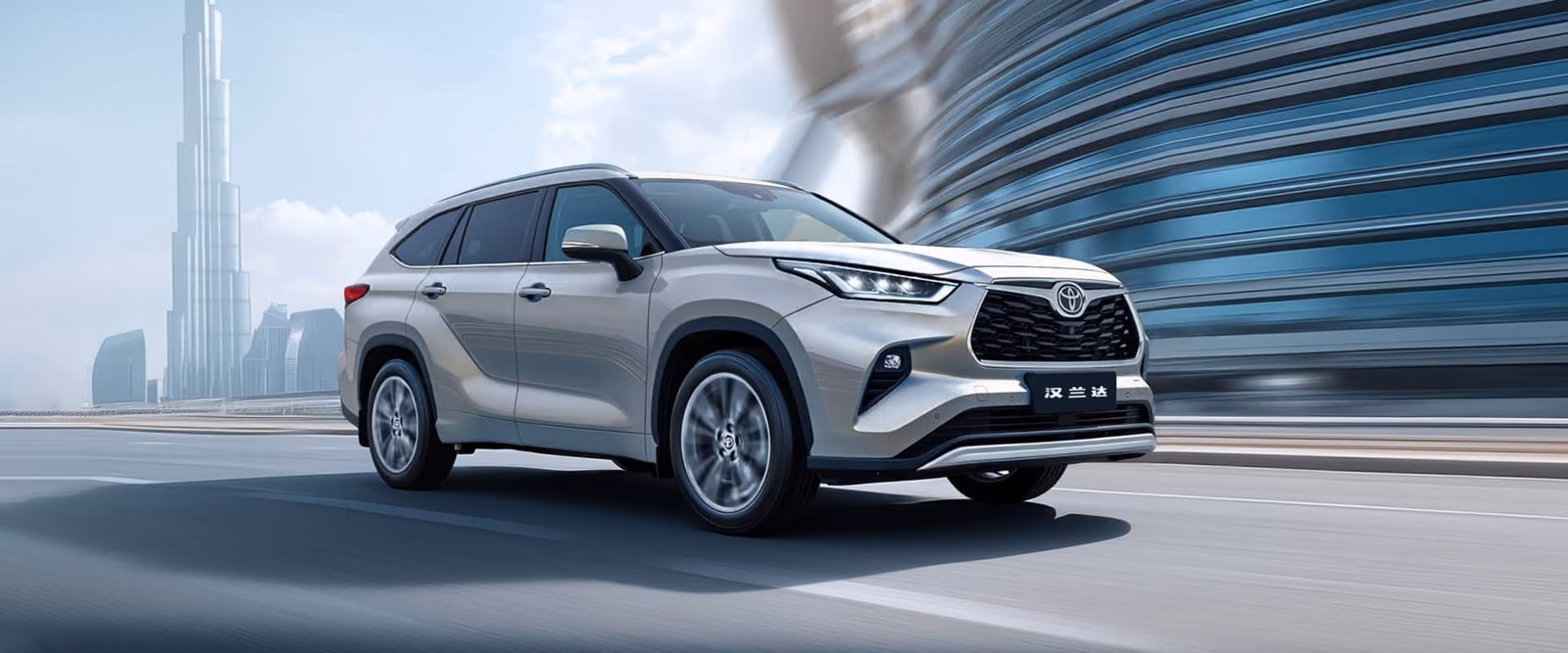 Toyota Highlander — спереди в три четверти