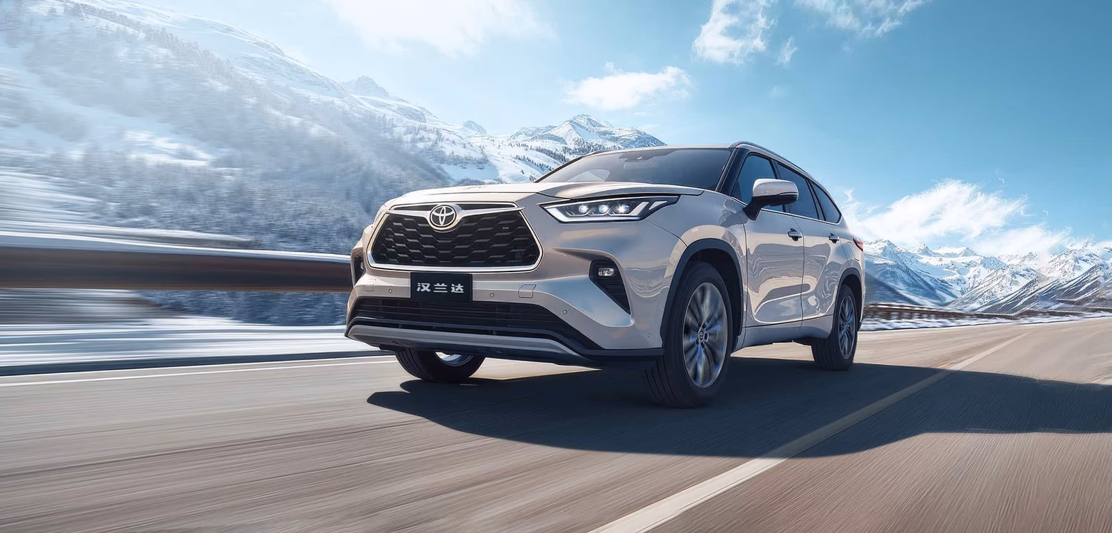 Toyota Highlander — спереди в три четверти