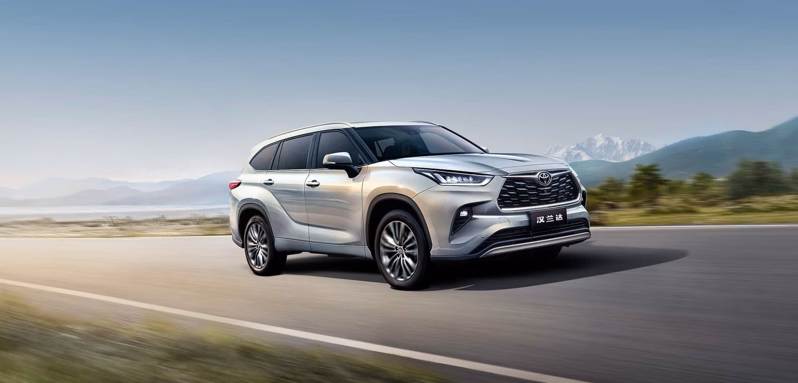 Toyota Highlander — вид сзади в три четверти