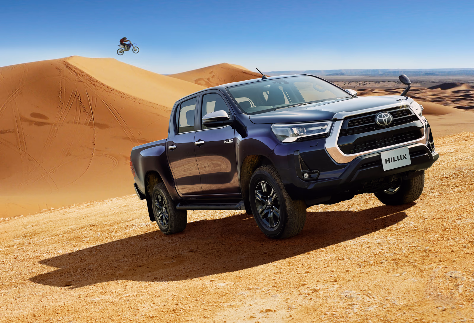 Toyota Hilux — официальный ракурс в пустыне