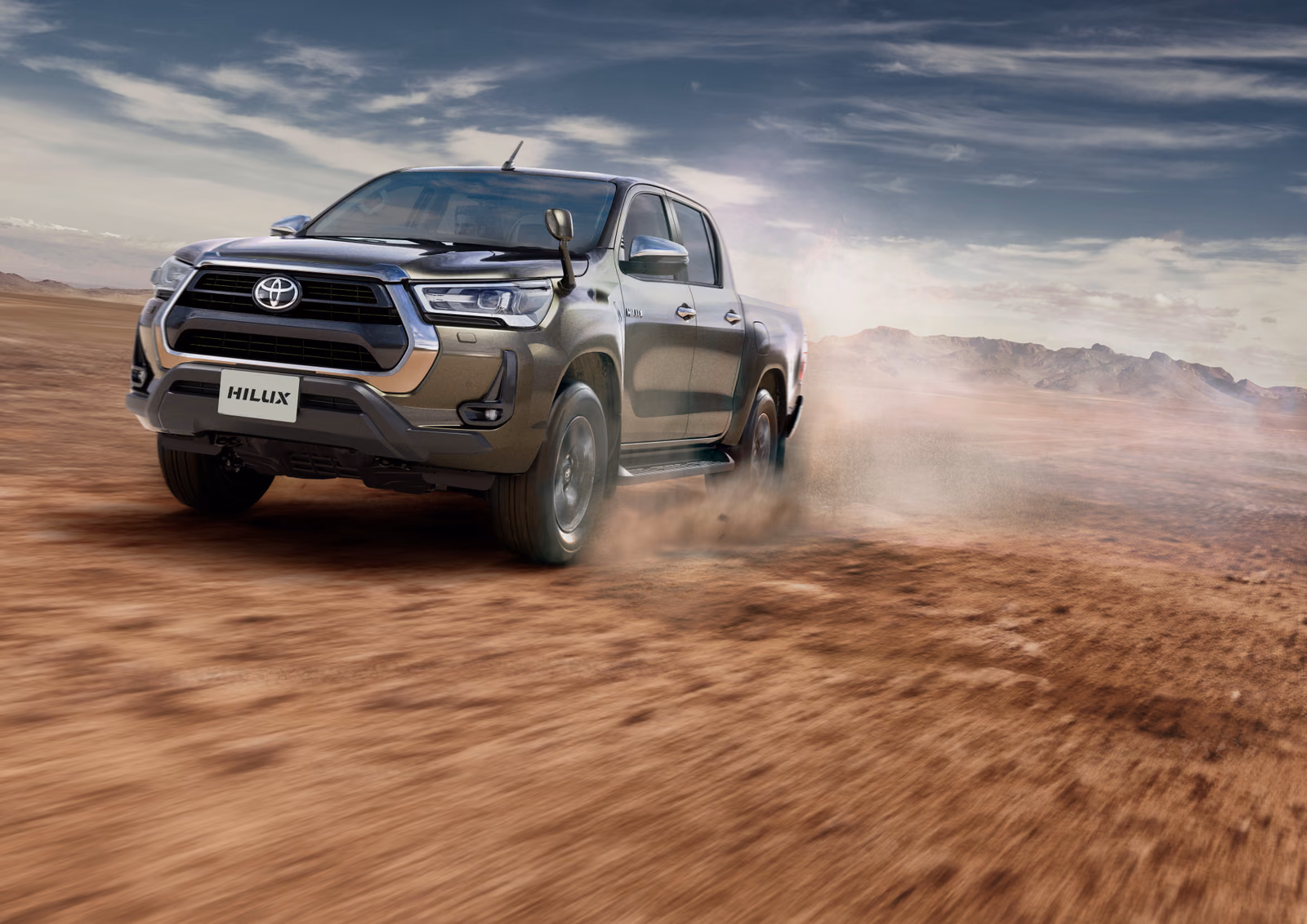 Toyota Hilux — динамический ракурс на грунте