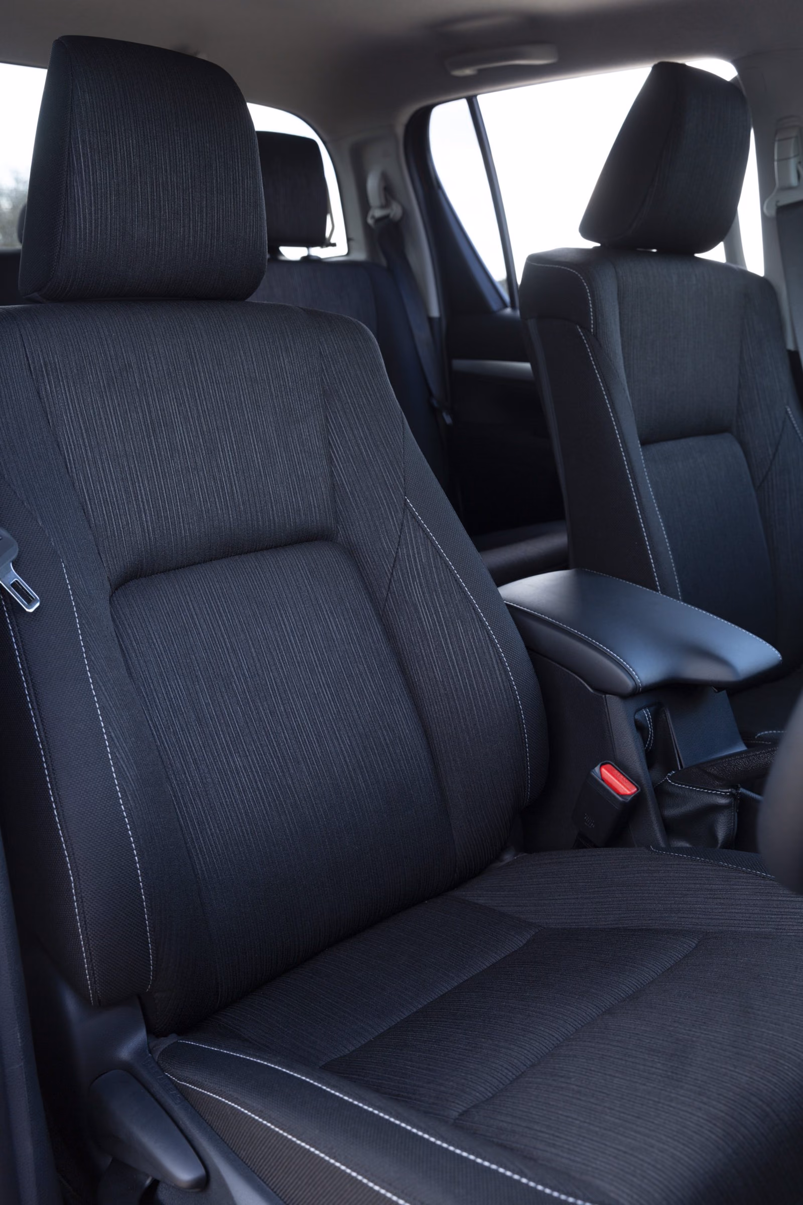 Toyota Hilux — передние кресла