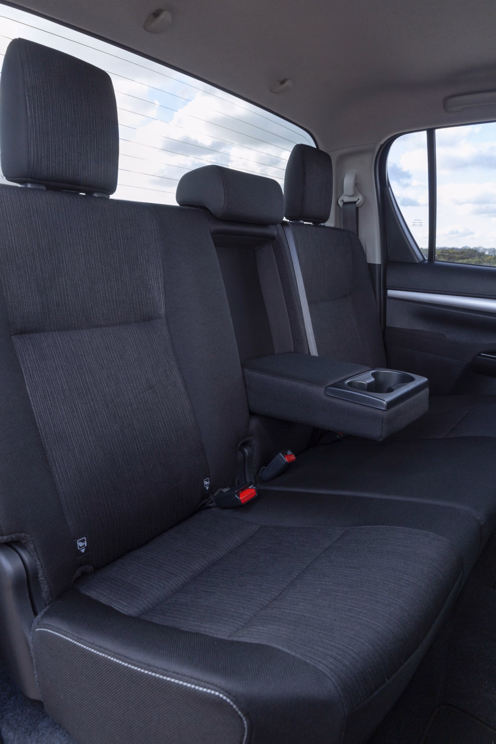 Toyota Hilux — задний подлокотник