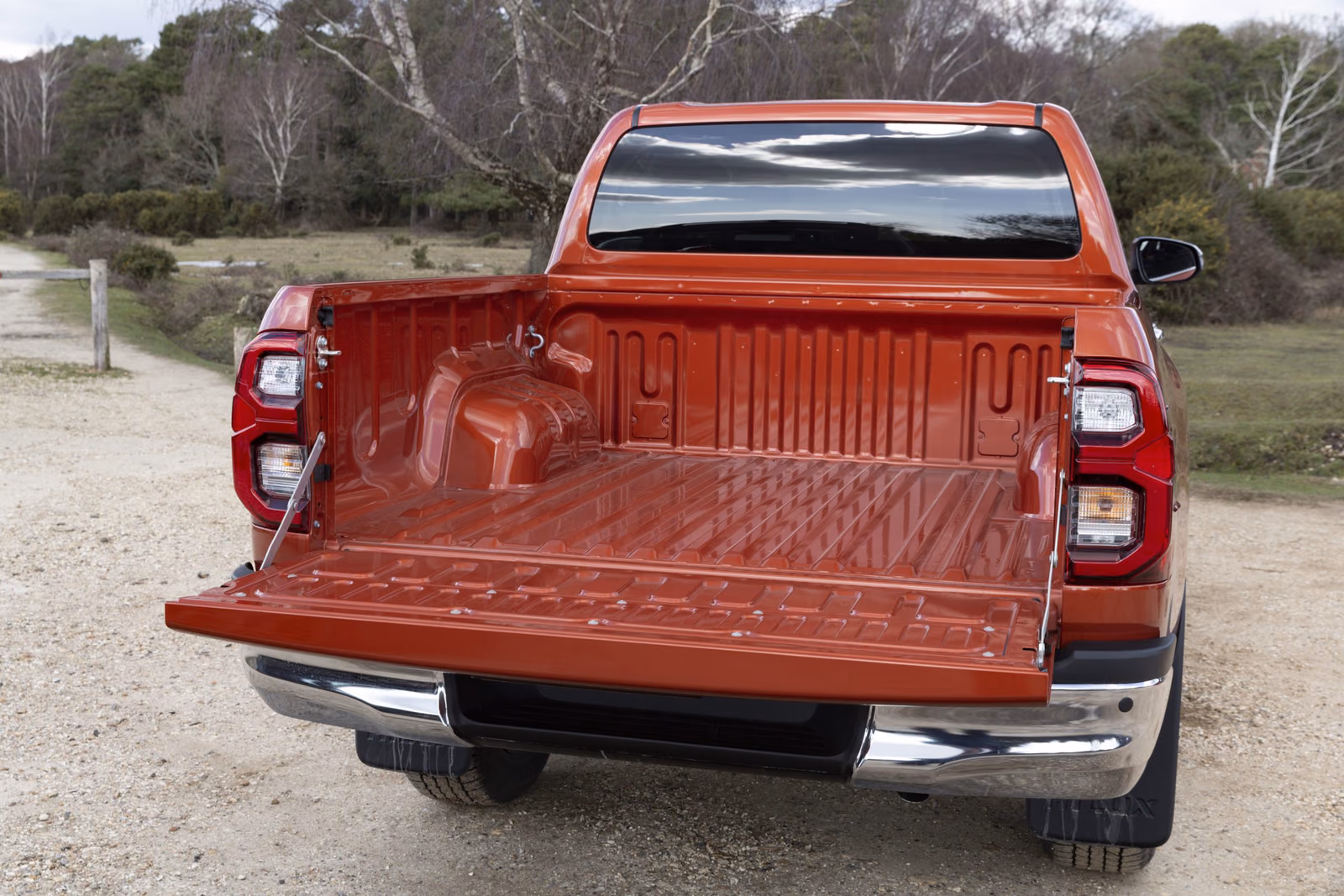 Toyota Hilux — грузовая платформа с открытым бортом