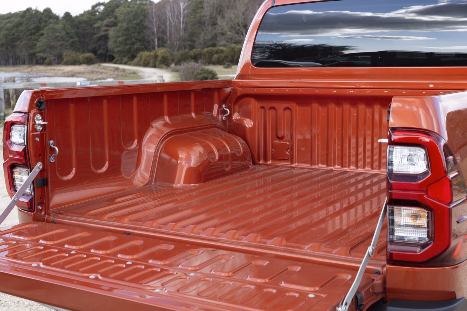 Toyota Hilux — грузовая платформа крупным планом