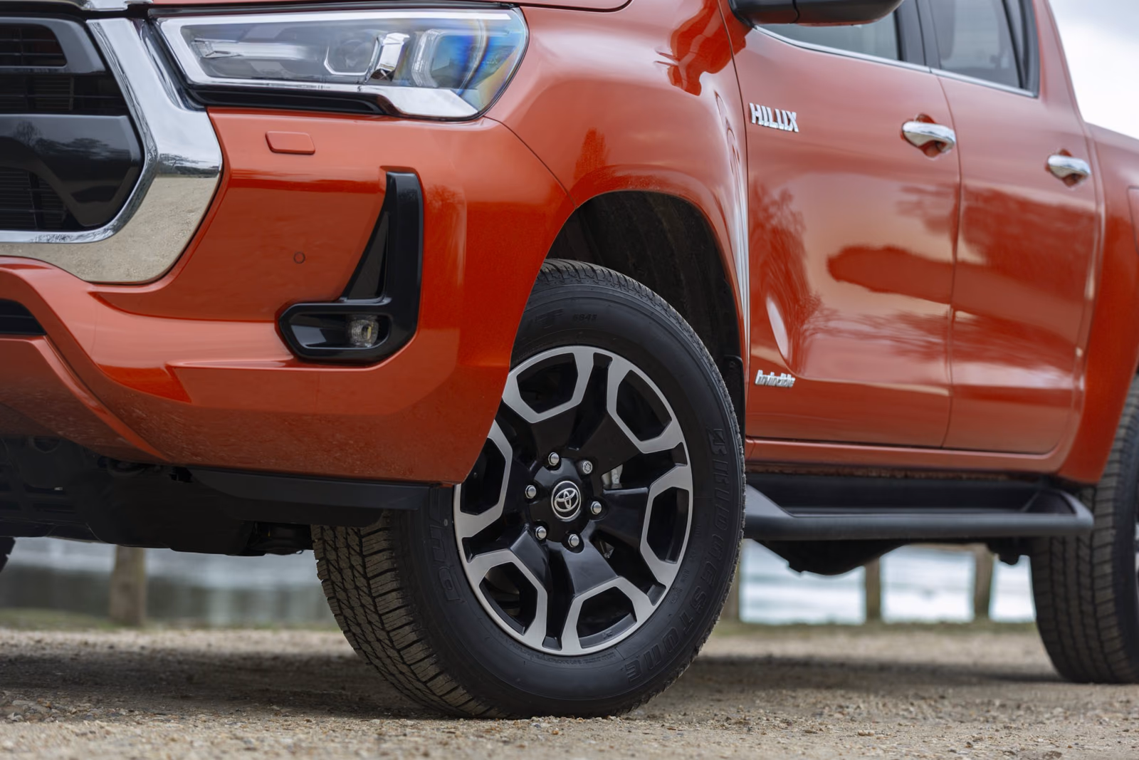 Toyota Hilux — переднее колесо и бампер