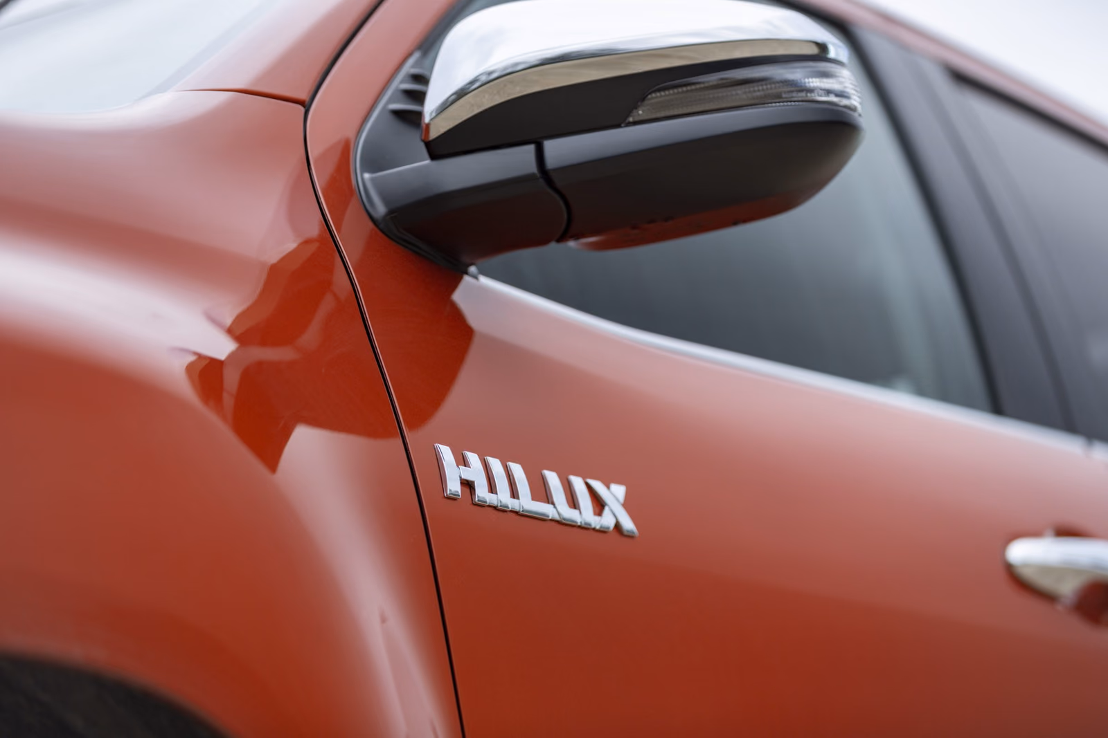Toyota Hilux — зеркало и шильдик модели
