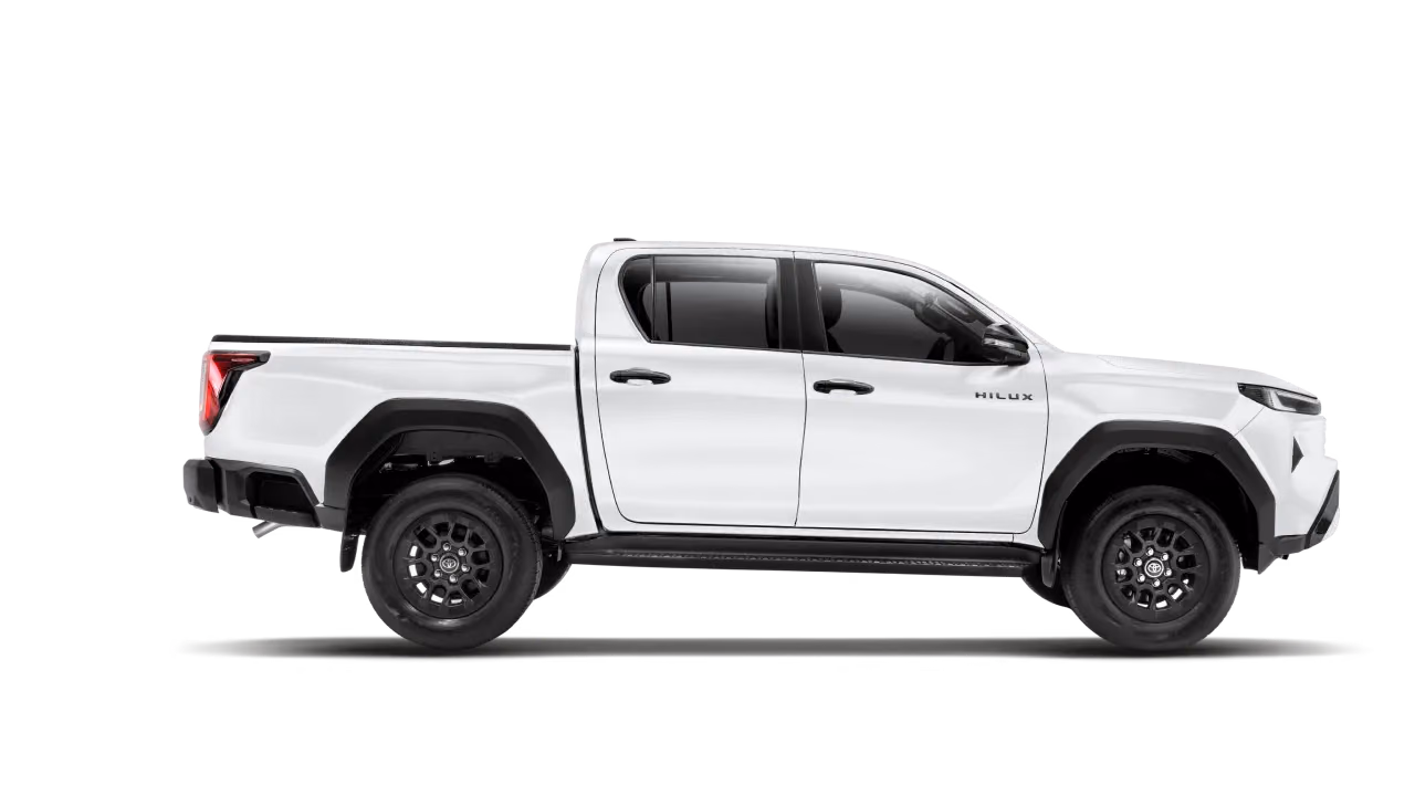 Toyota Hilux в белом кузове сбоку