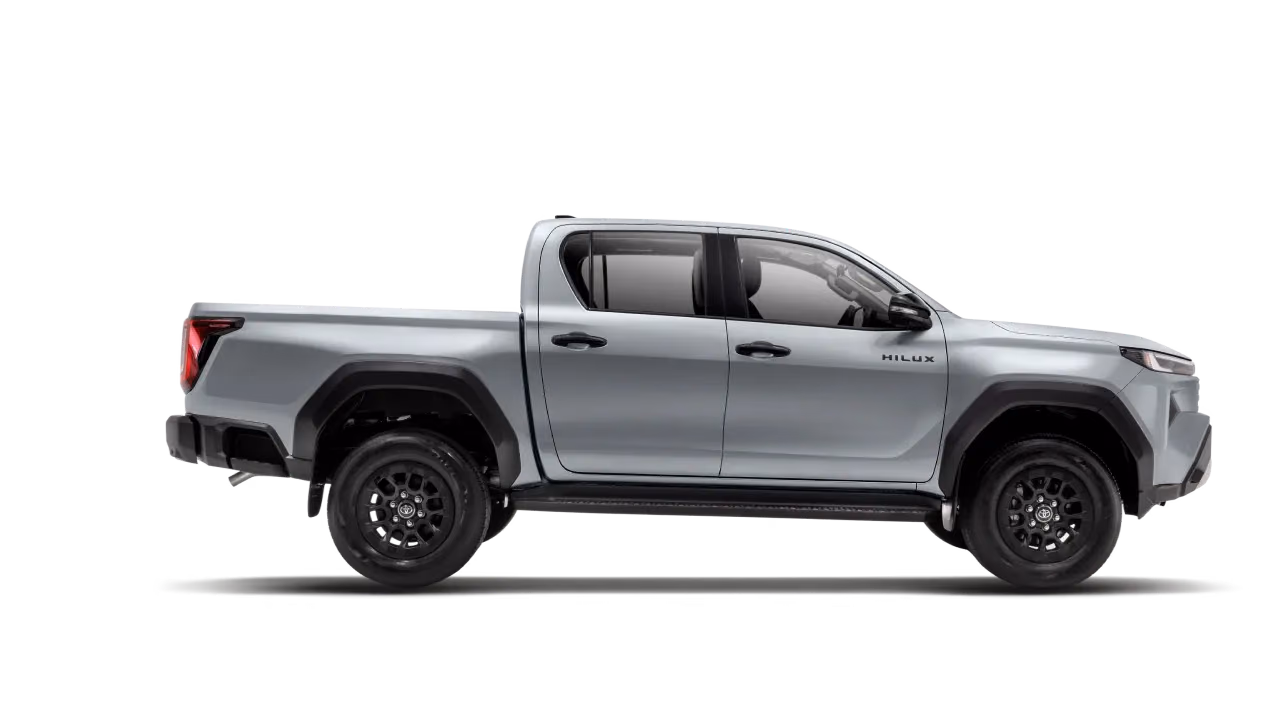 Серебристый Toyota Hilux в профиль