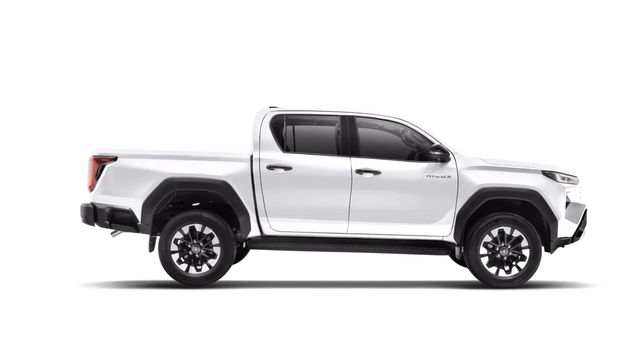 Toyota Hilux с внедорожными шинами в профиль