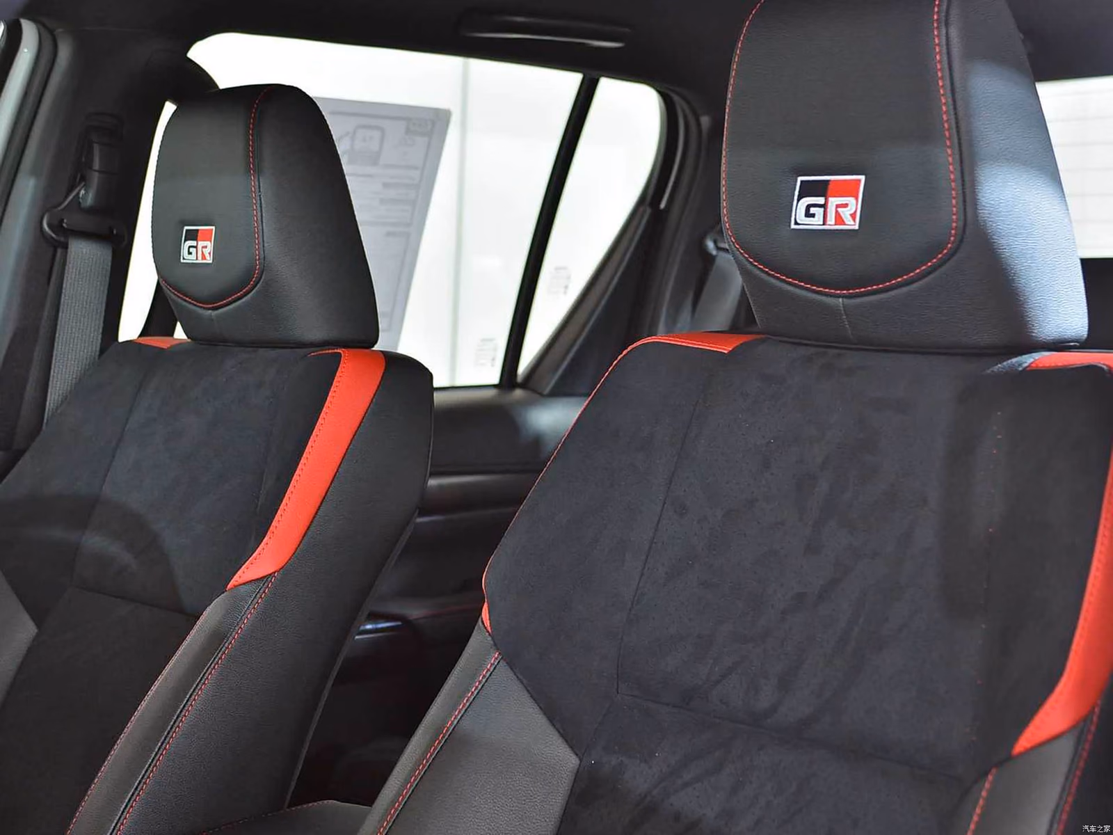 Кресла Toyota Hilux GR Sport
