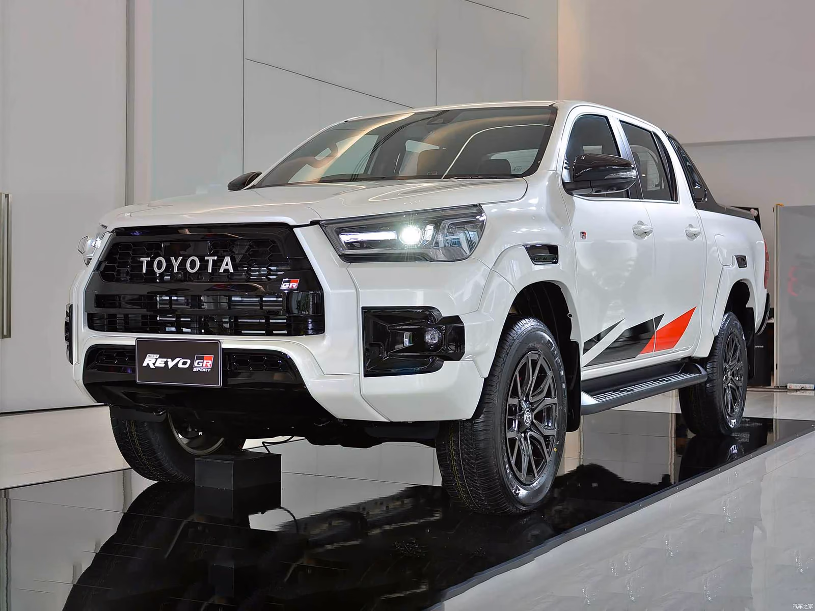Toyota Hilux GR Sport в шоуруме