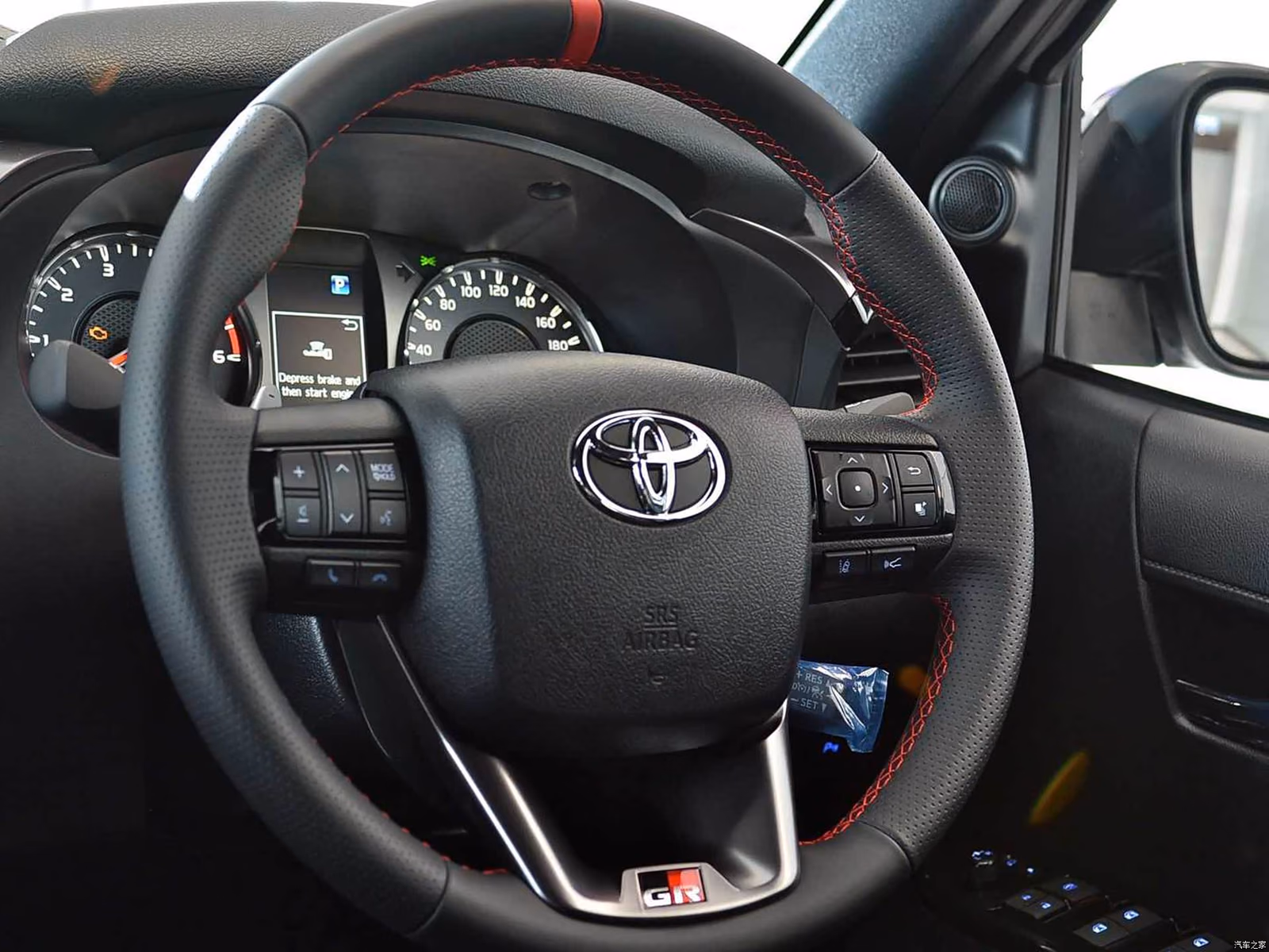 Рулевое колесо и приборы Toyota Hilux GR Sport