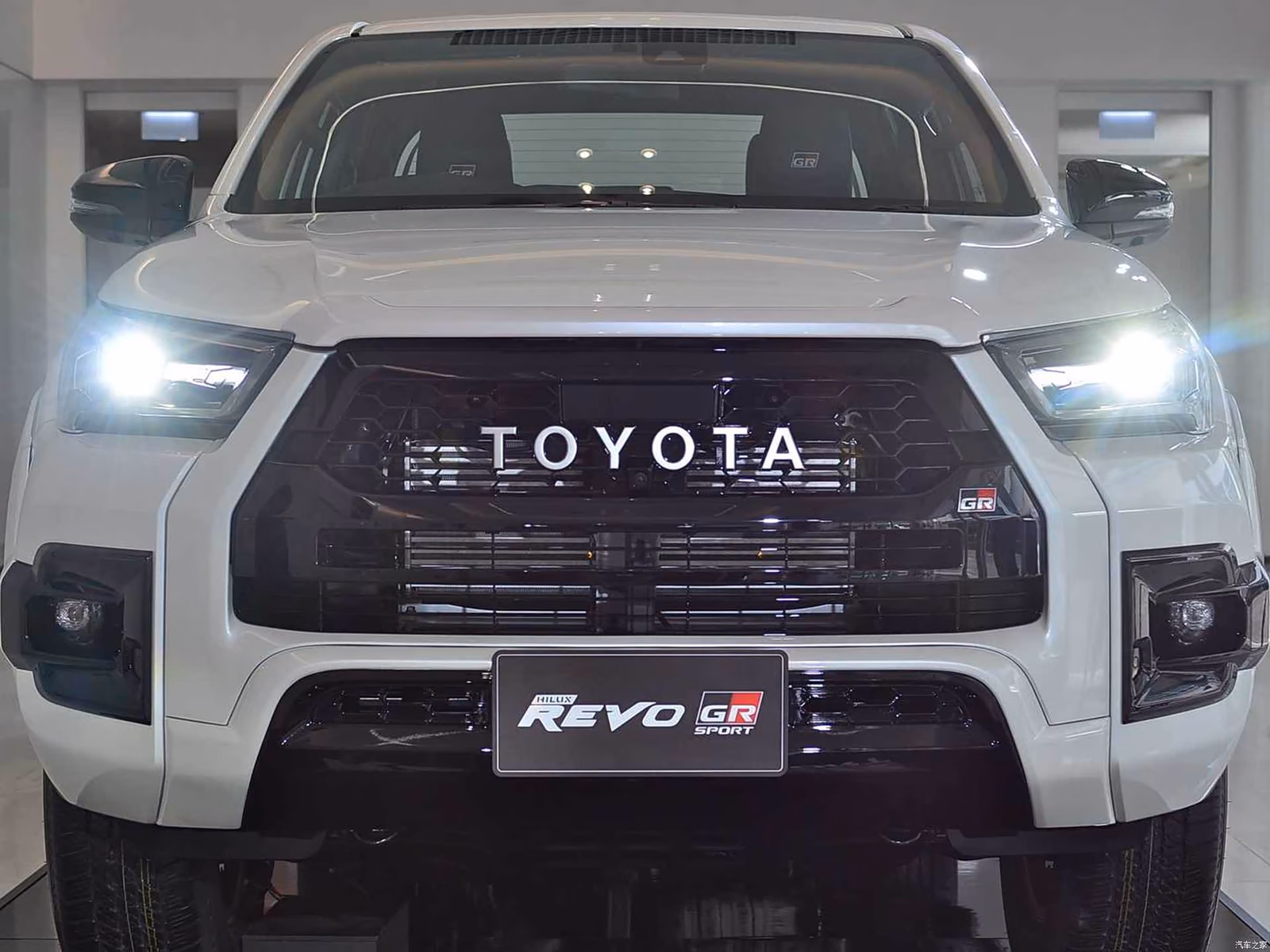 Передняя часть Toyota Hilux GR Sport