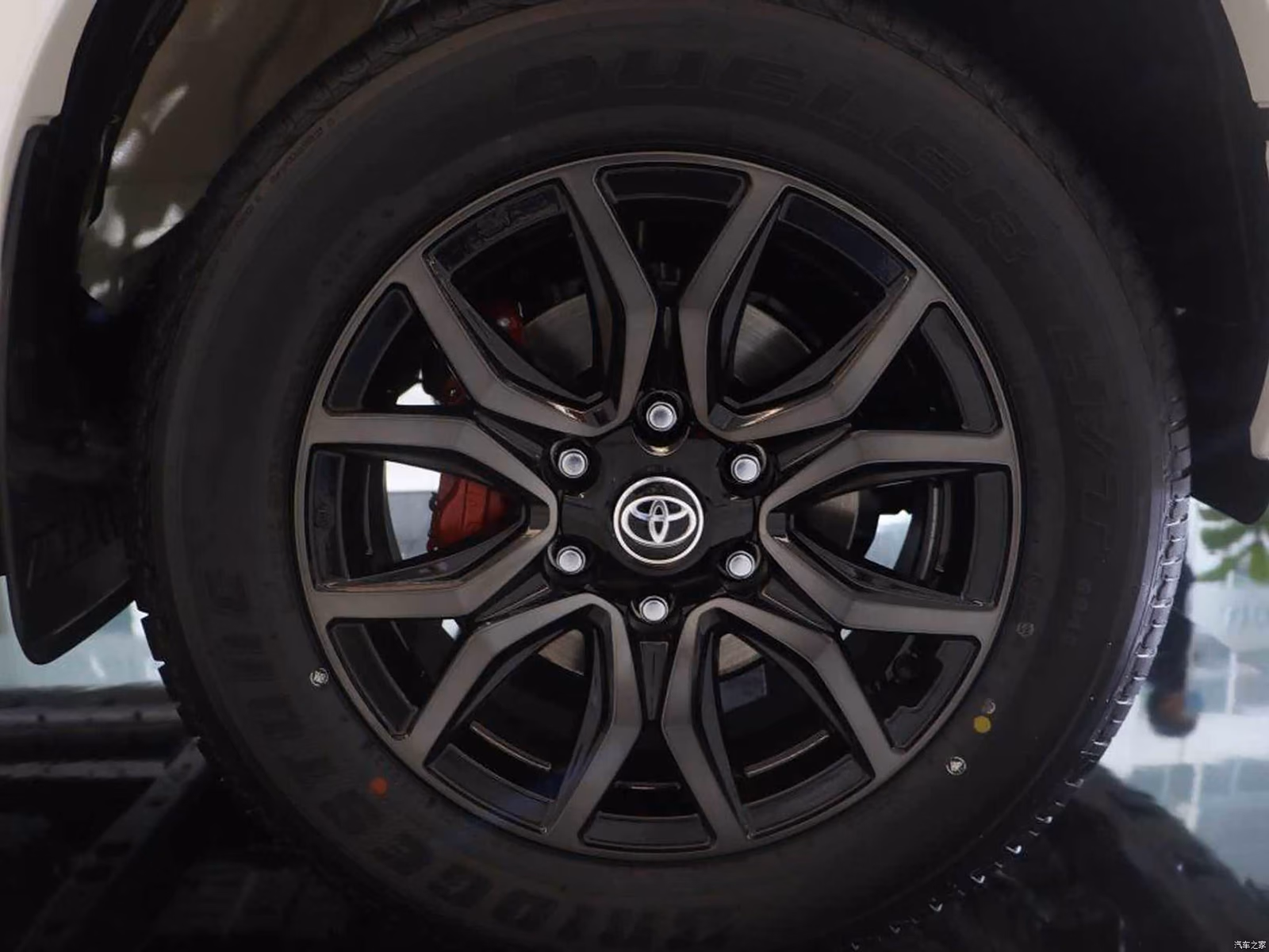 Колесо и тормоз Toyota Hilux GR Sport