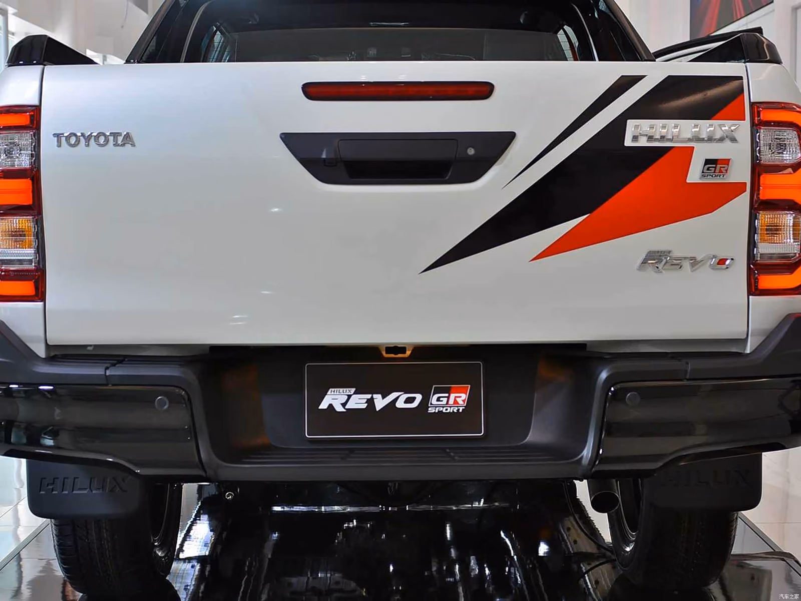 Корма Toyota Hilux с грузовой платформой