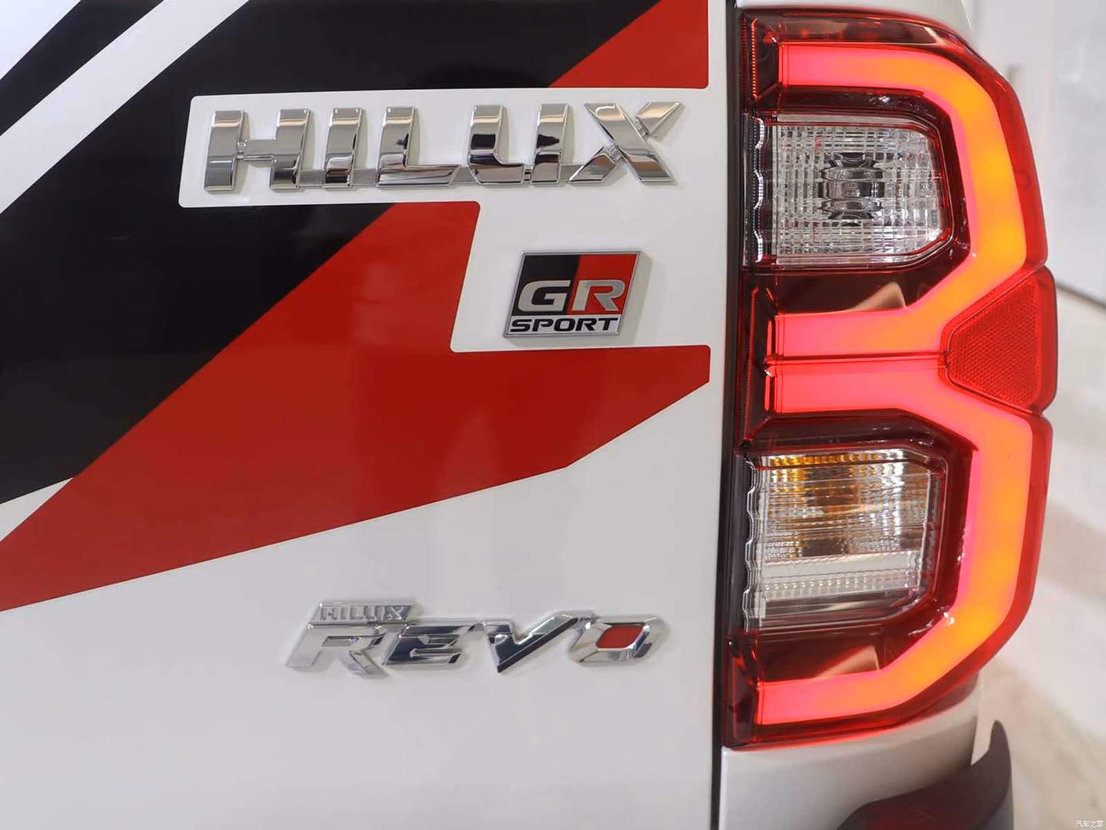 Задний фонарь и шильдик Toyota Hilux GR Sport