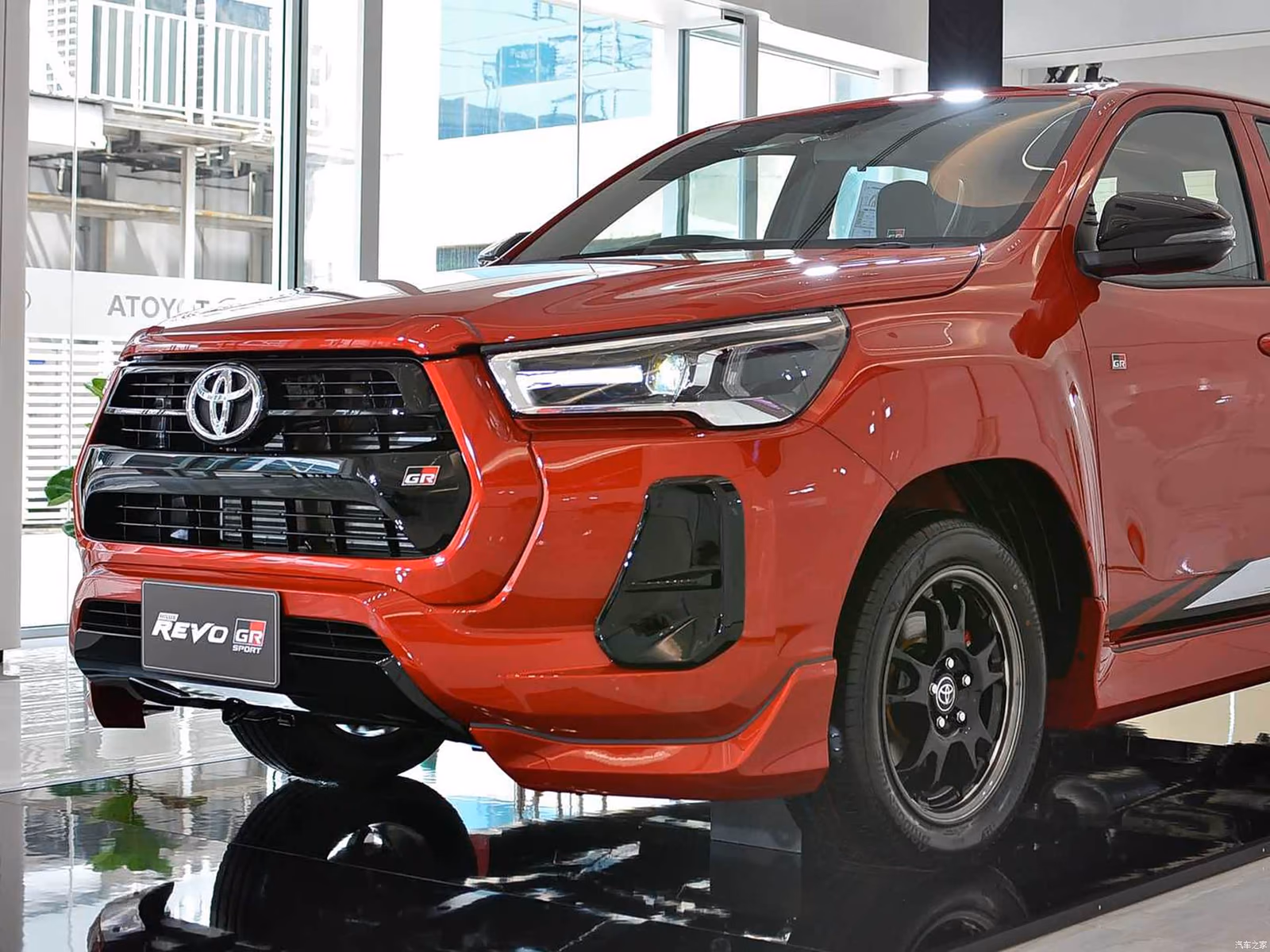 Красный Toyota Hilux GR Sport в профиль