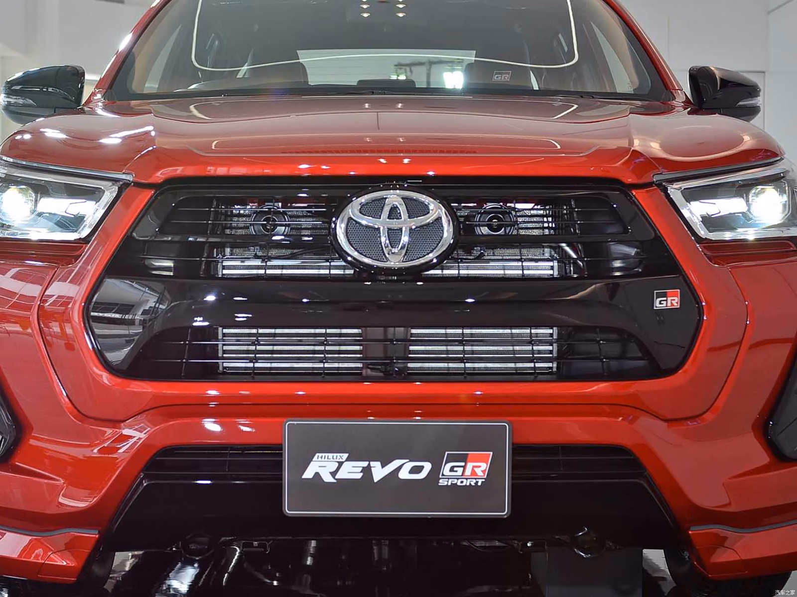 Решётка радиатора Toyota Hilux GR Sport