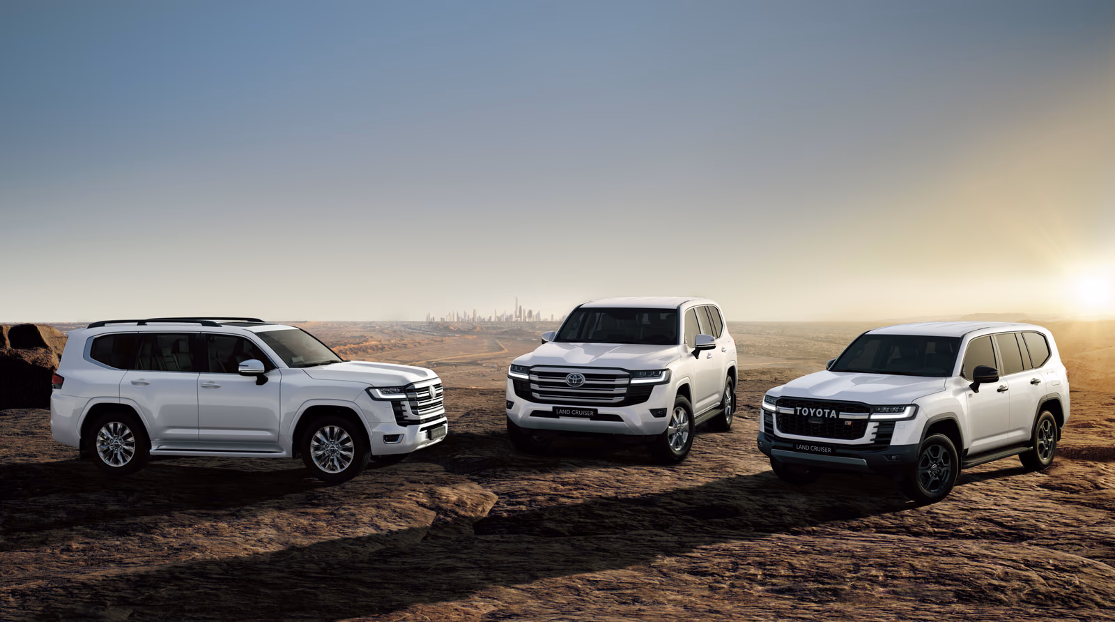 Три версии Toyota Land Cruiser 300 на каменистой местности