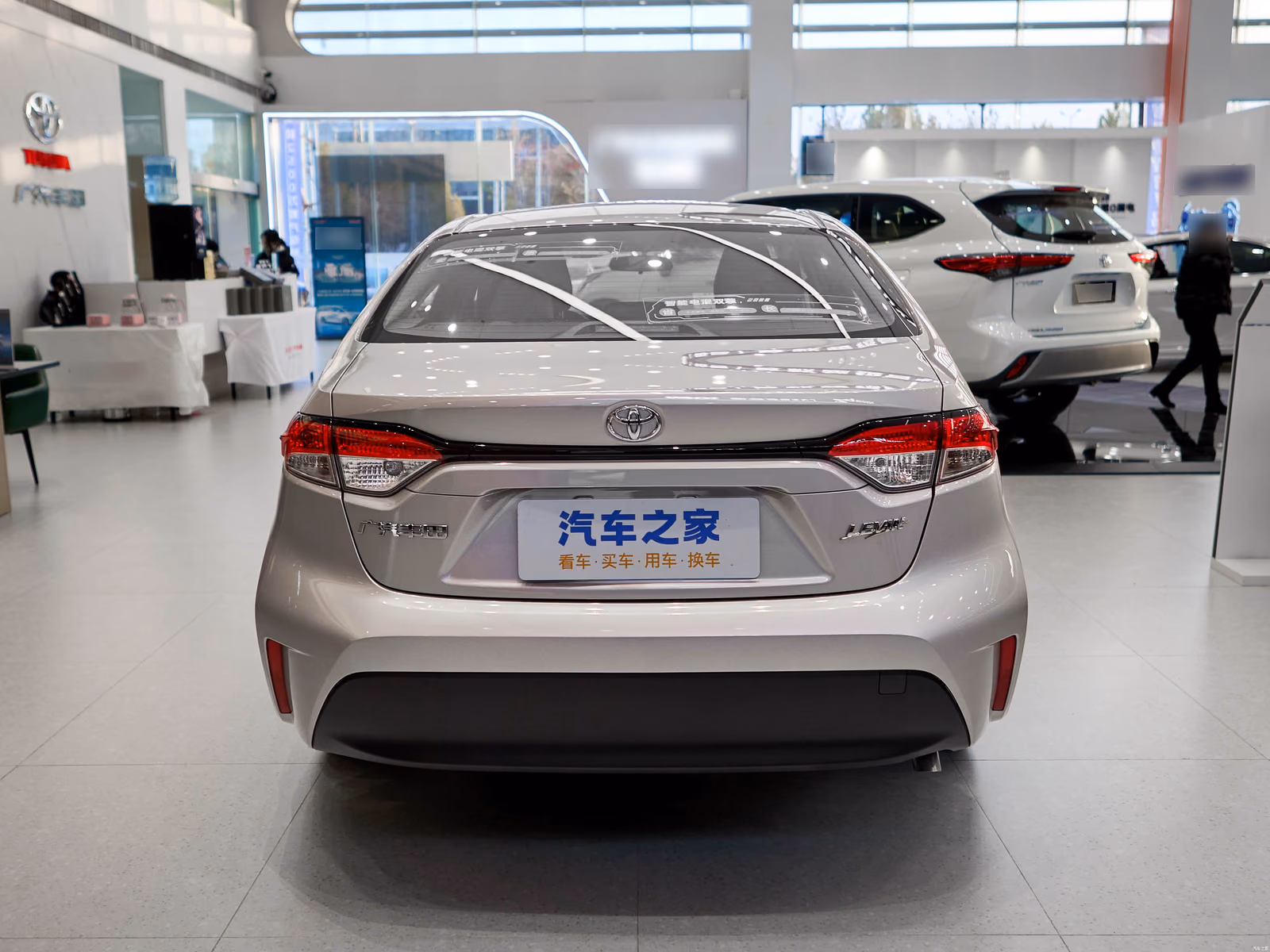 Toyota Levin — серебристый кузов строго сзади