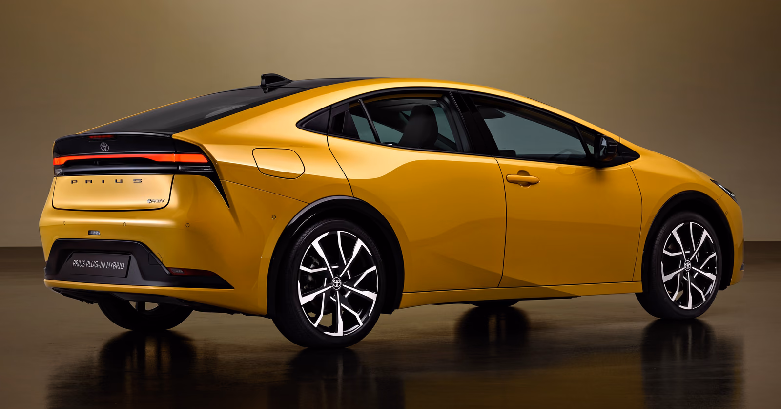 Toyota Prius — спереди в три четверти