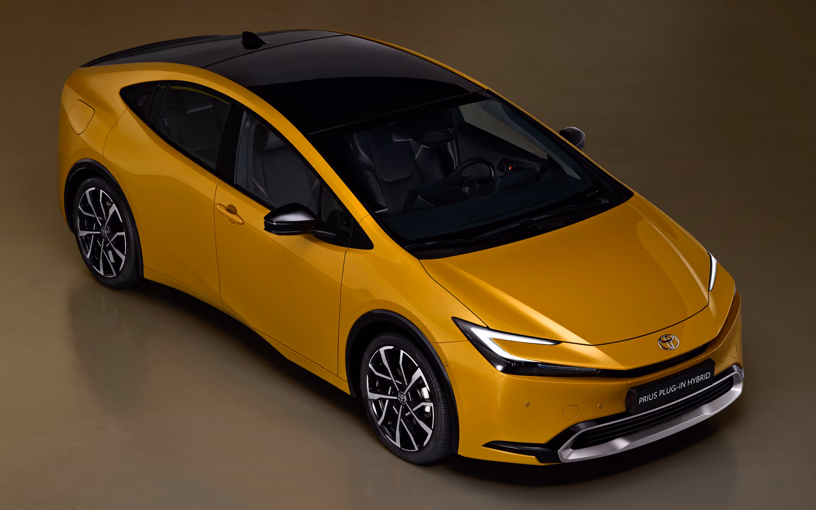 Toyota Prius — вид сзади в три четверти