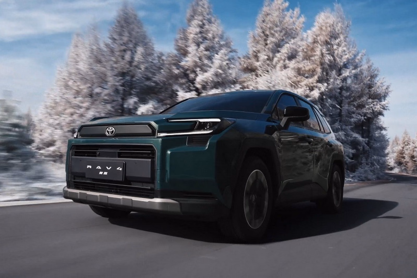 Toyota RAV4 в движении по зимней дороге, вид спереди в три четверти