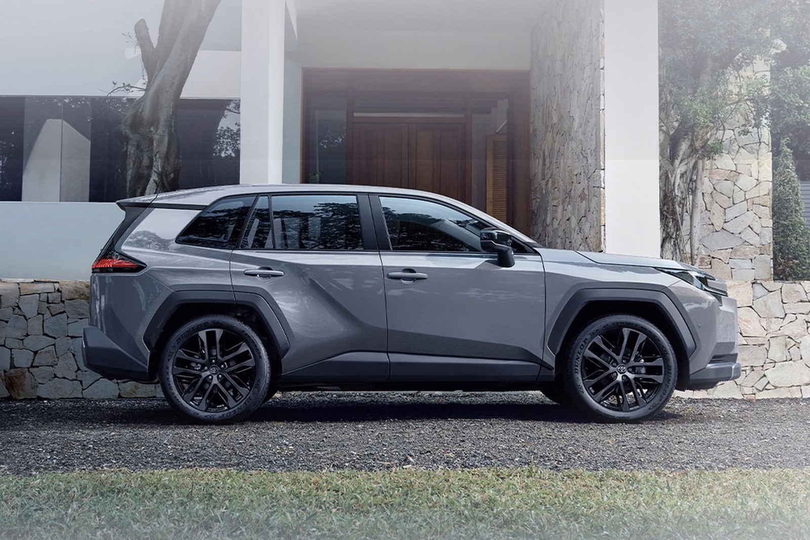 Toyota RAV4 в профиль, силуэт кроссовера целиком