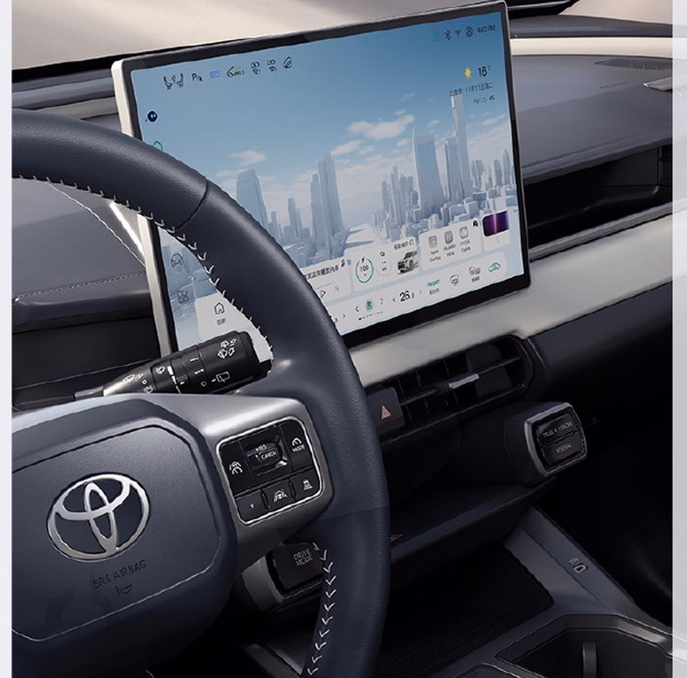 Центральный экран Toyota RAV4 и мультифункциональный руль крупным планом