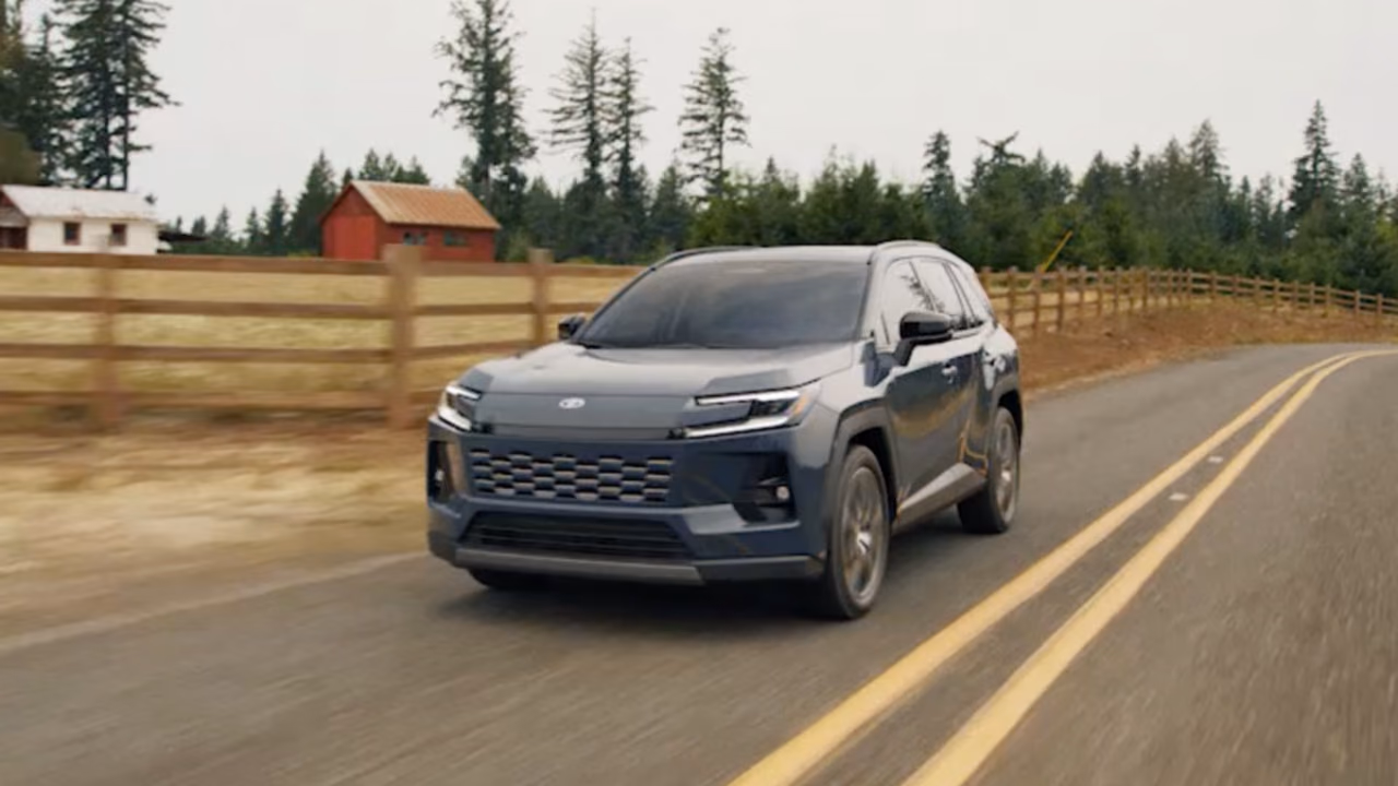 Toyota RAV4 на загородной дороге