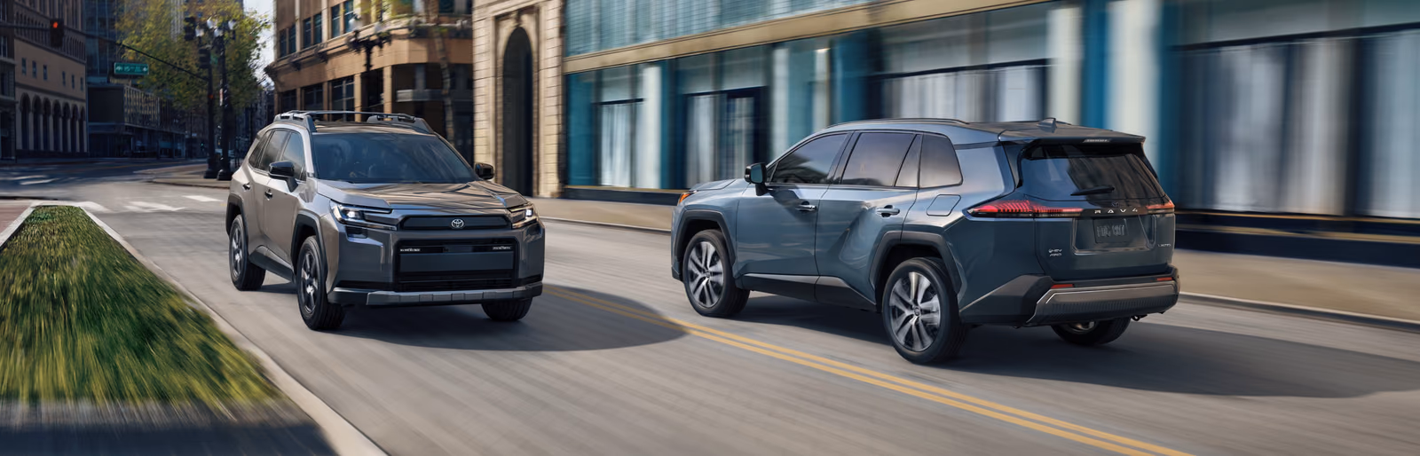 Два Toyota RAV4 на городской улице