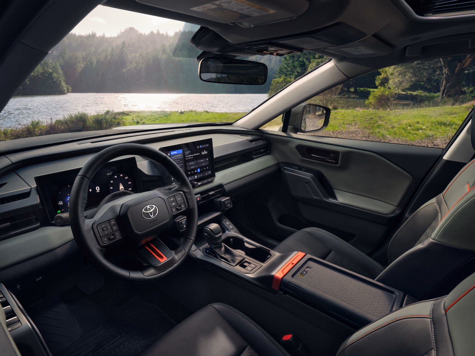 Передняя панель и экран Toyota RAV4