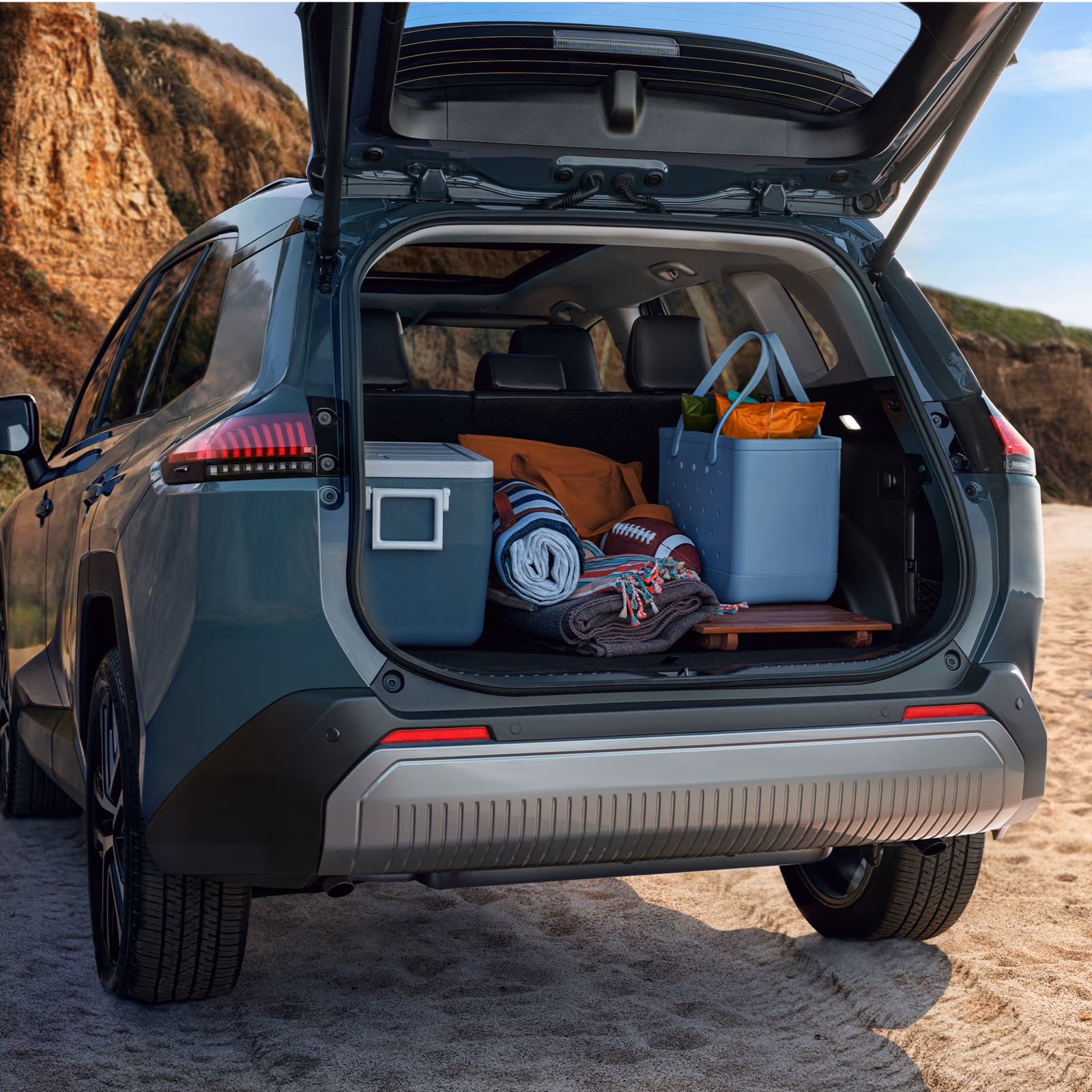 Багажник Toyota RAV4 с вещами для отдыха