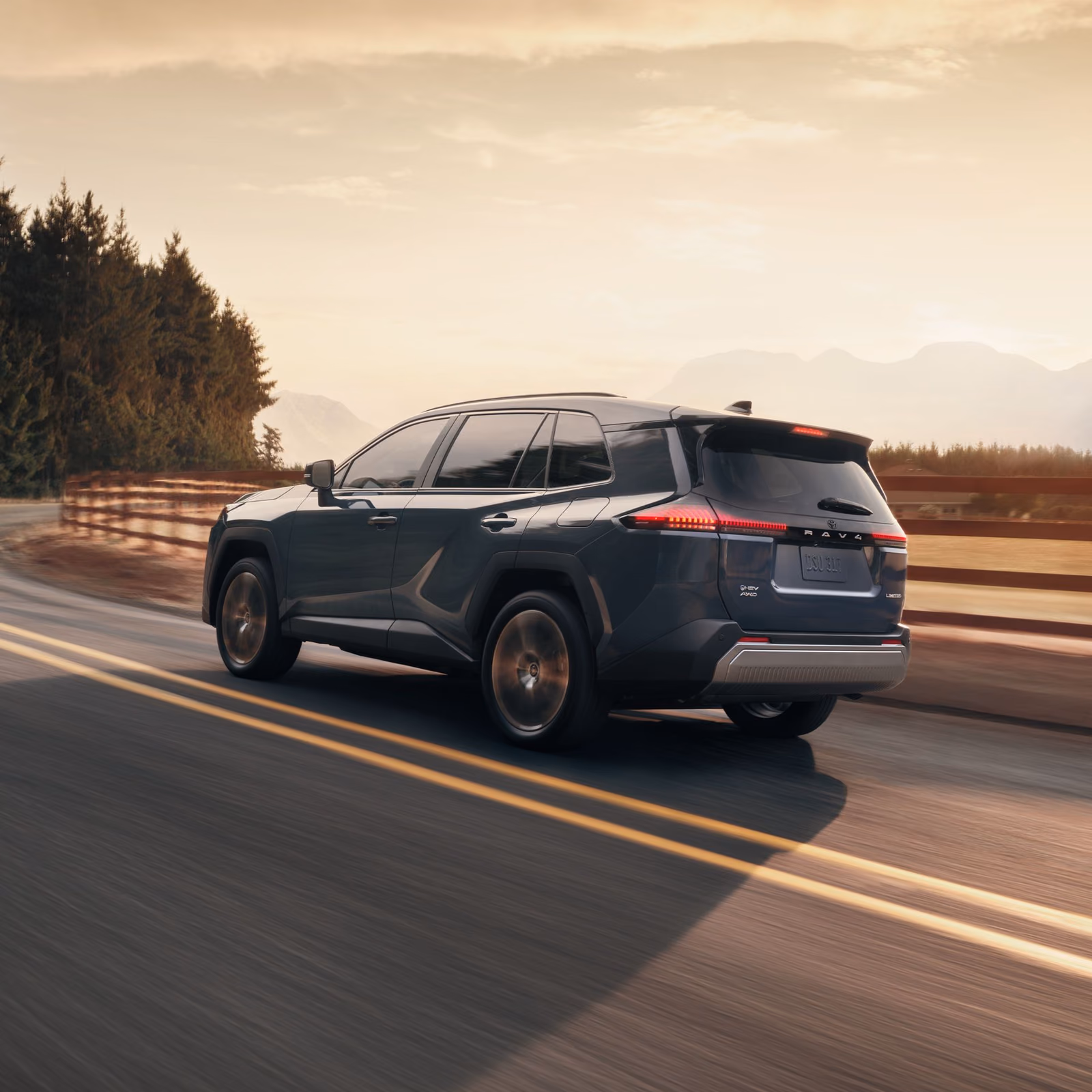 Toyota RAV4 на трассе, вид сзади на закате