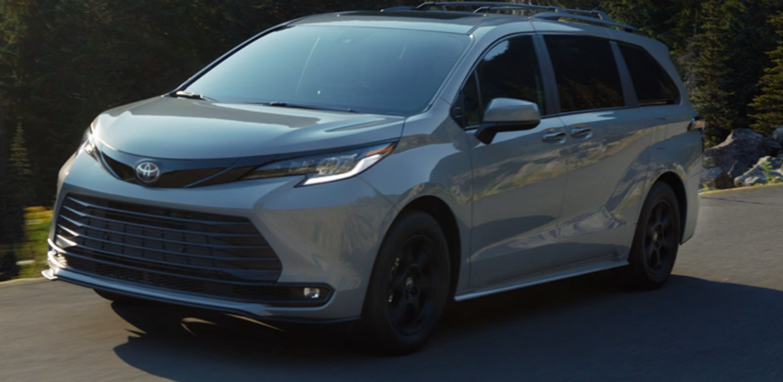 Toyota Sienna спереди в три четверти