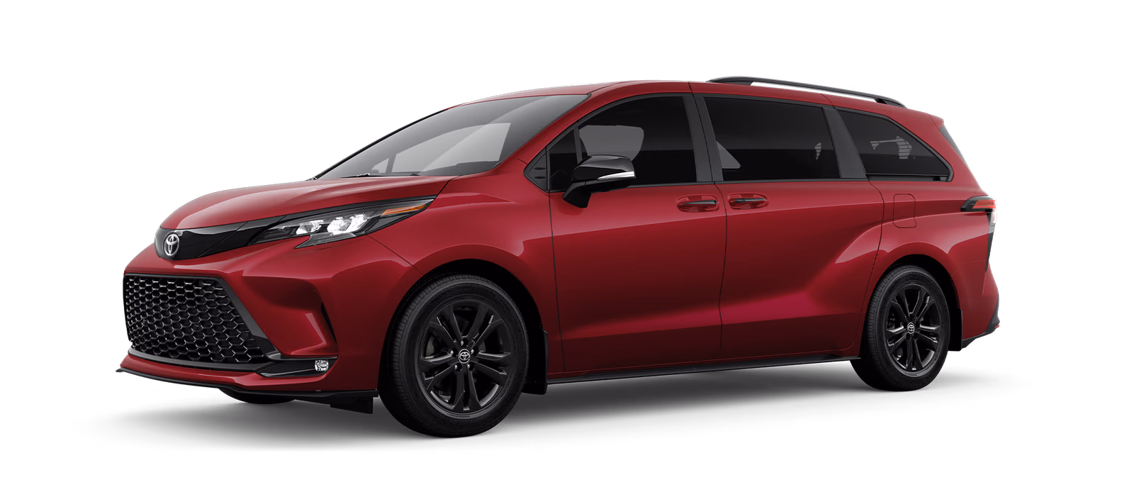 Toyota Sienna красного цвета в три четверти
